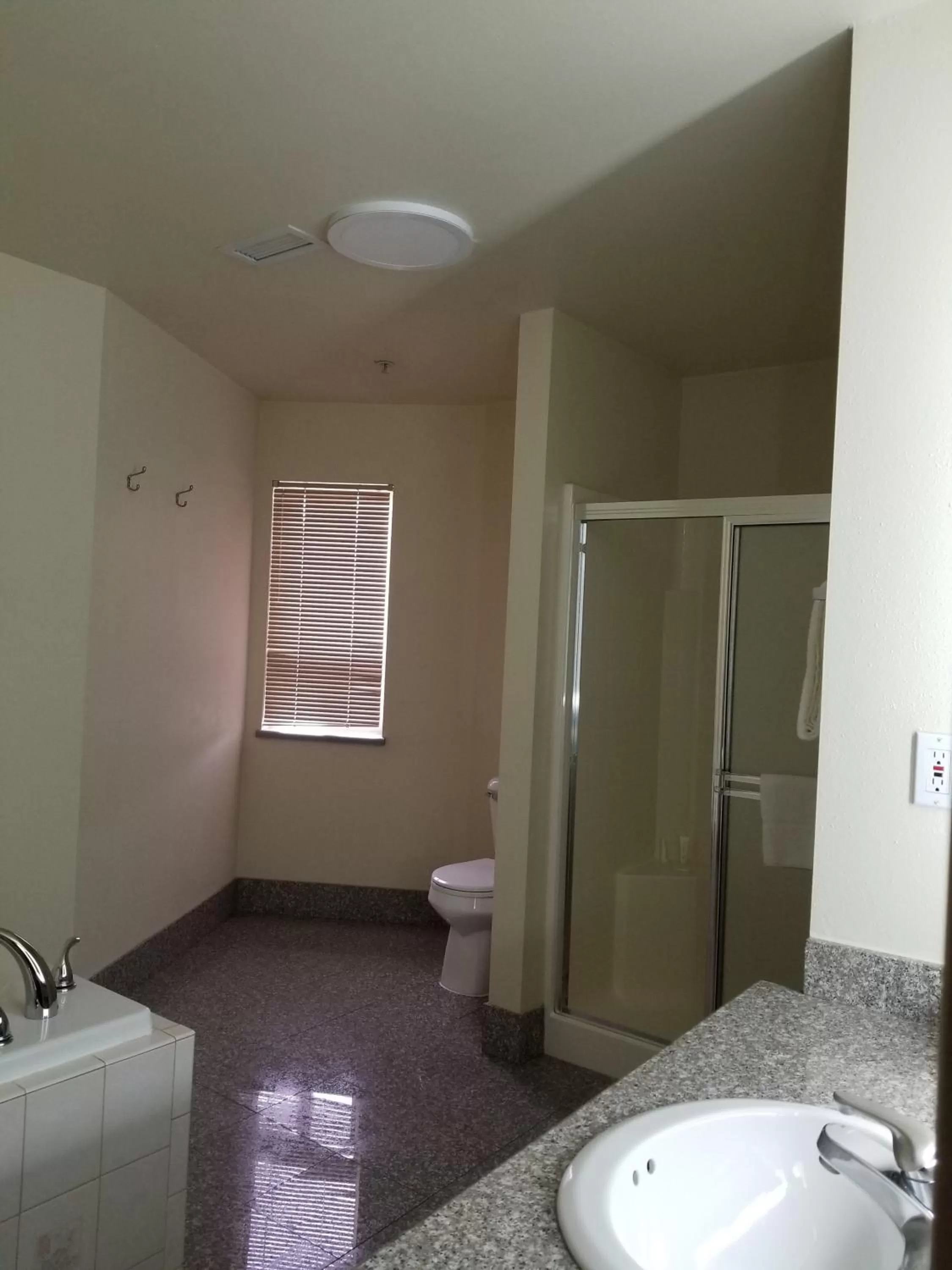 Shower in Cedars Inn