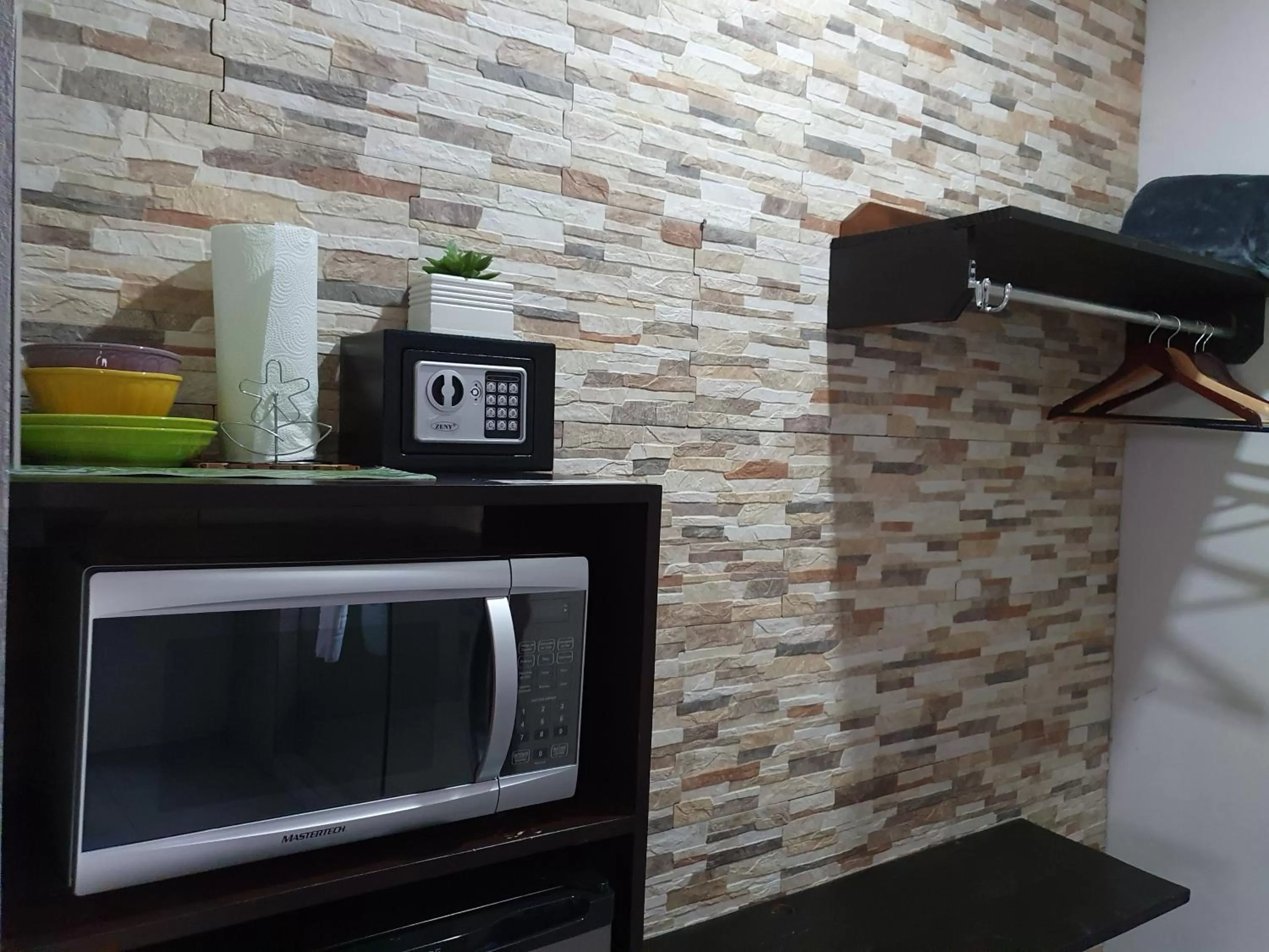 Coffee/tea facilities in Yellow Tree Suites