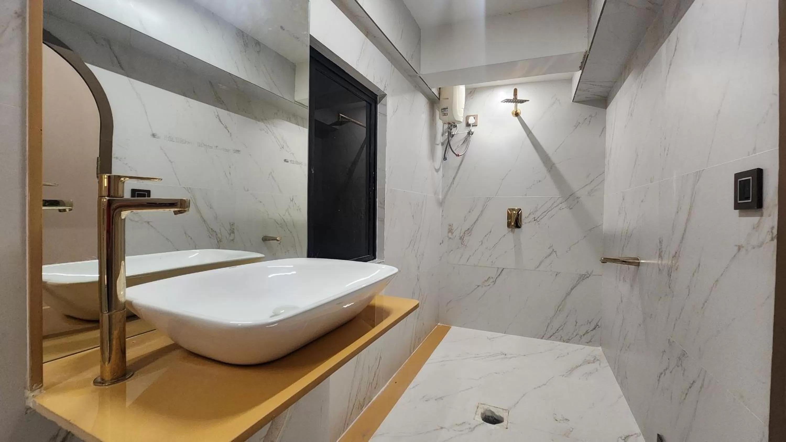 Shower in Hotel Nova Bling