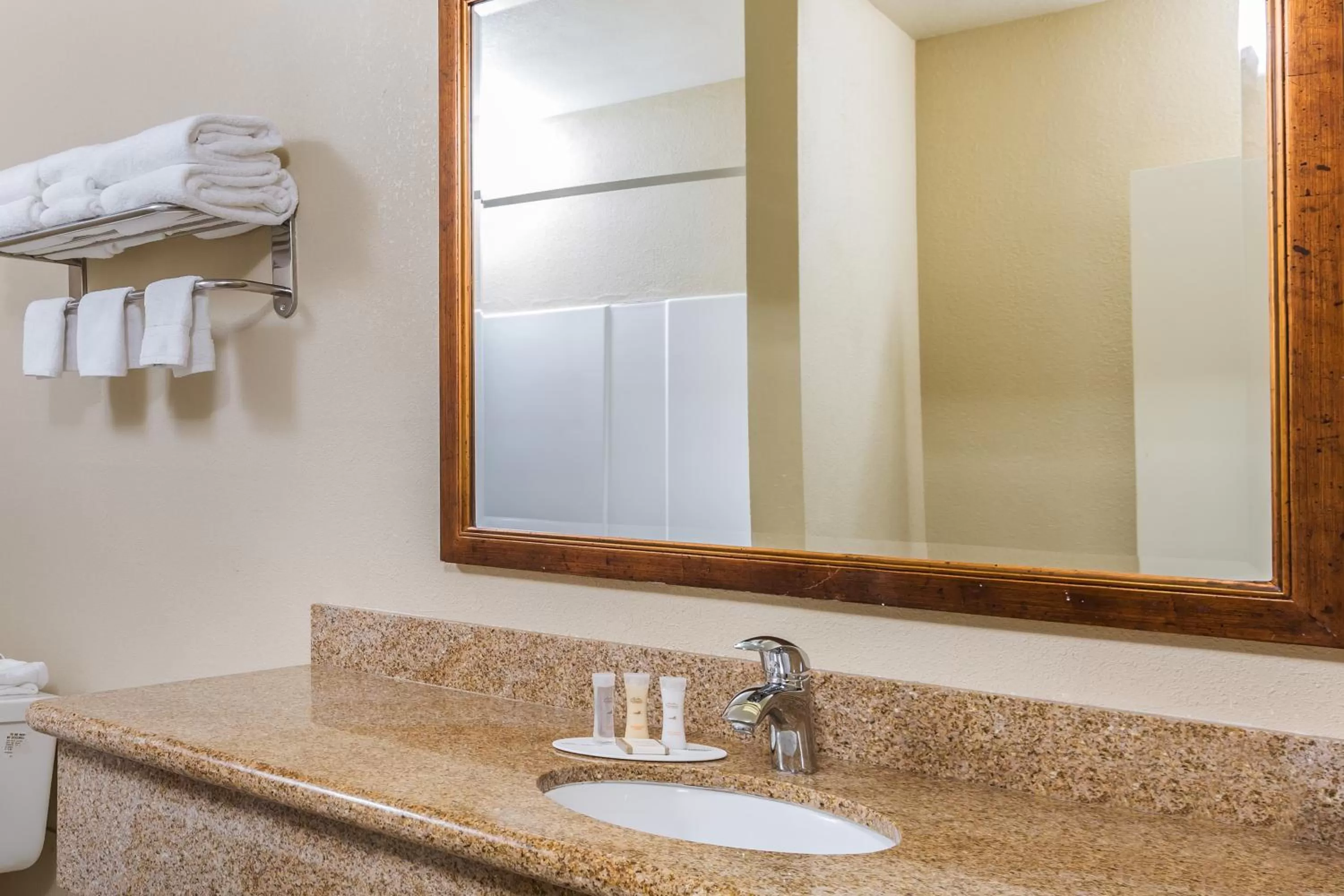 Bathroom in Howard Johnson by Wyndham Santa Cruz