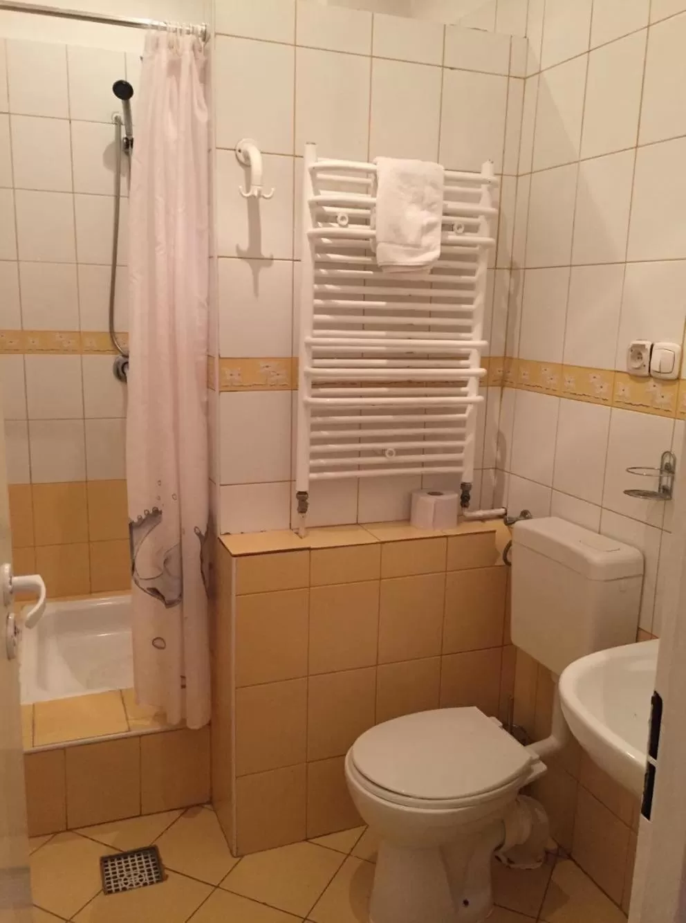 Bathroom in OWR Relax - Hostel położony blisko atrakcji turystycznych