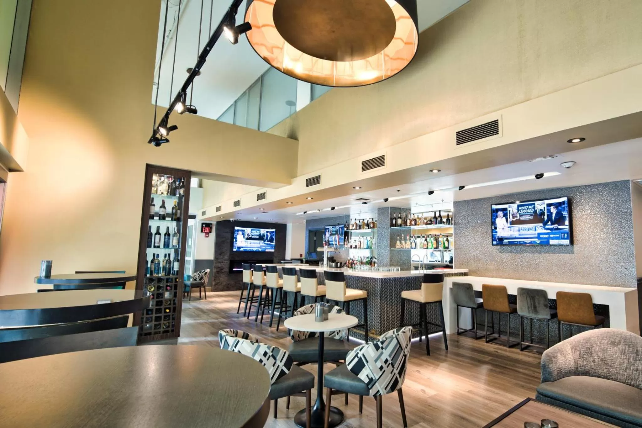 Lounge or bar in Holiday Inn Toronto Downtown Centre by IHG
