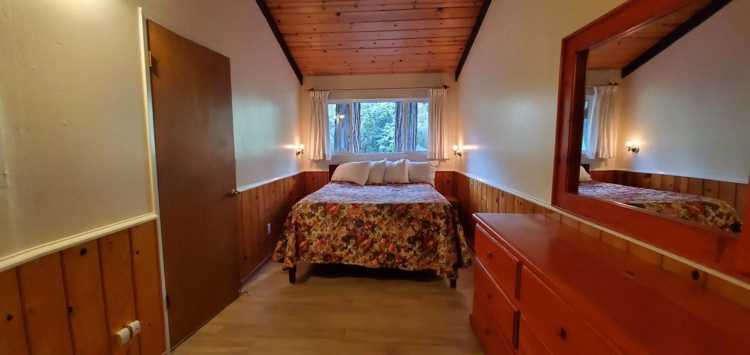 Bedroom, Bed in Fern River Resort