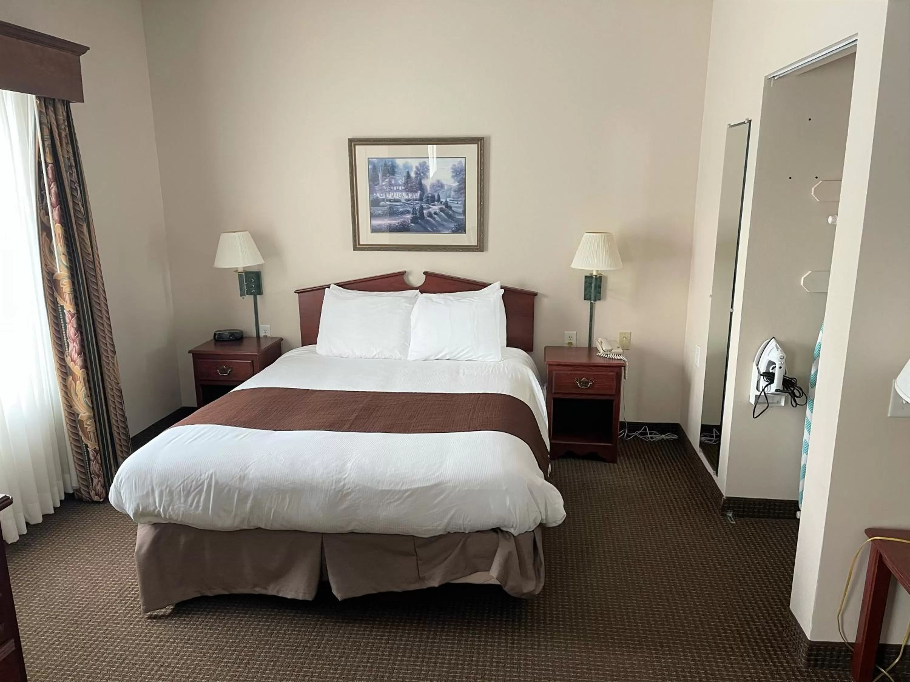 Bed in River Hills Hotel- Mankato