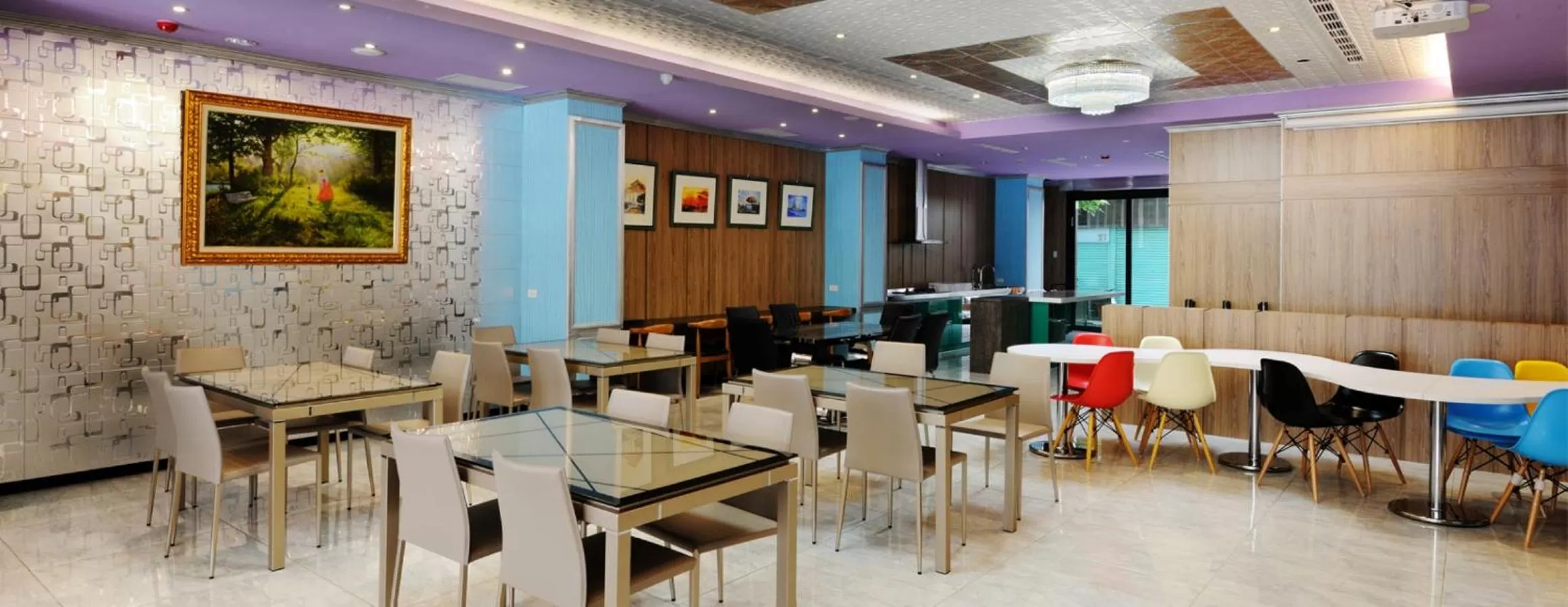 Restaurant/places to eat in Lily Hotel