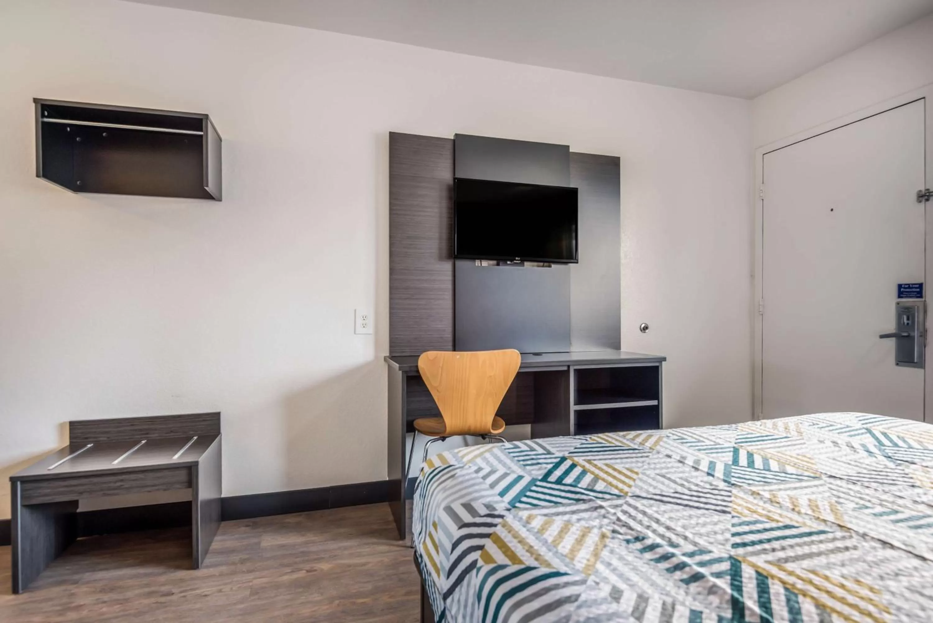 Photo of the whole room, Bed in Motel 6-College Station, TX - Bryan