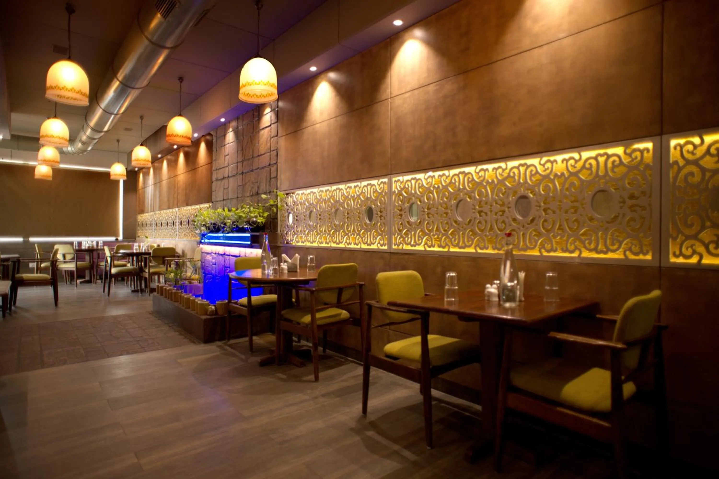 Restaurant/places to eat in Hotel Platinum Inn