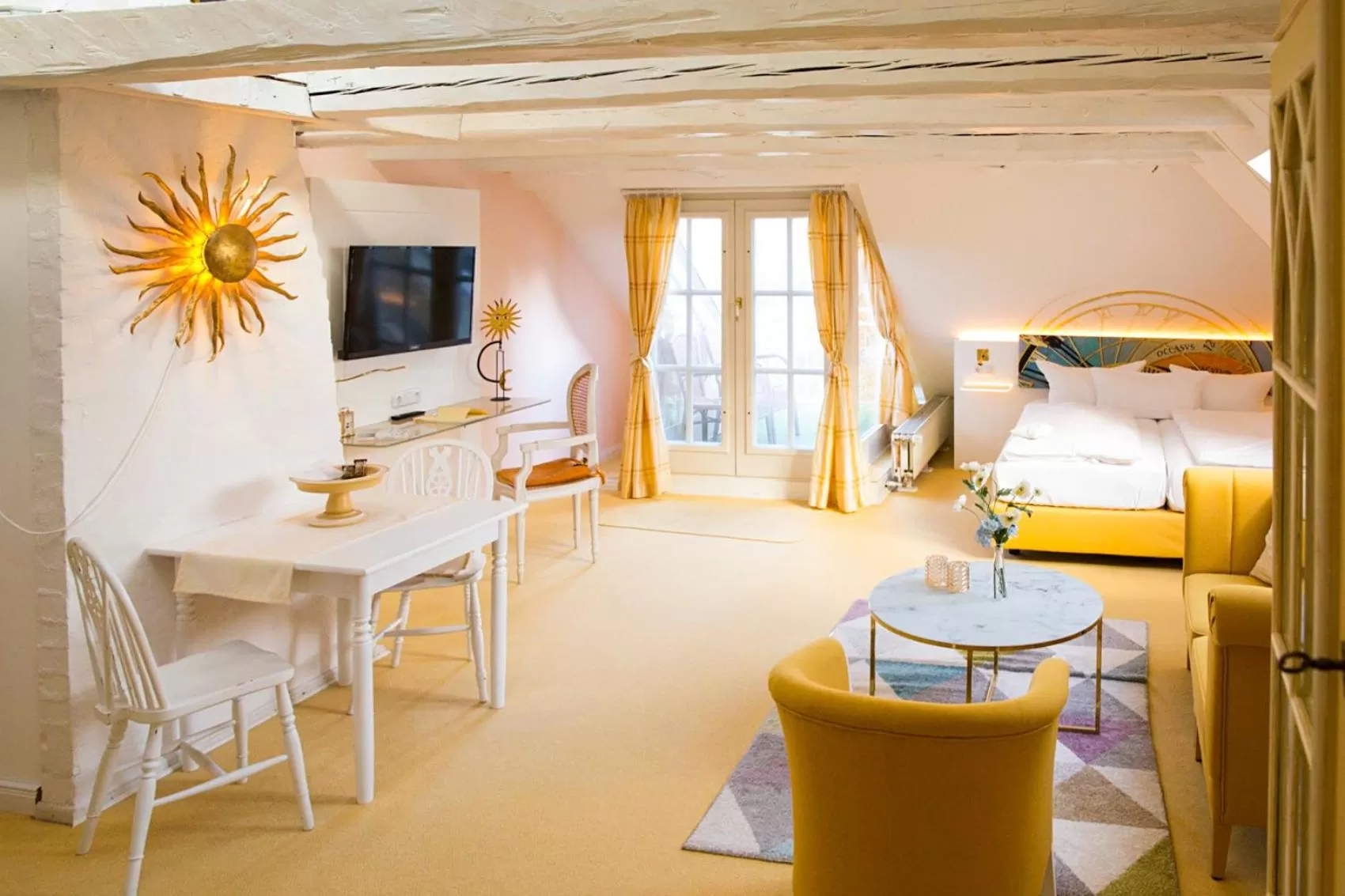 Dining area, Bed in Lübecker Krönchen