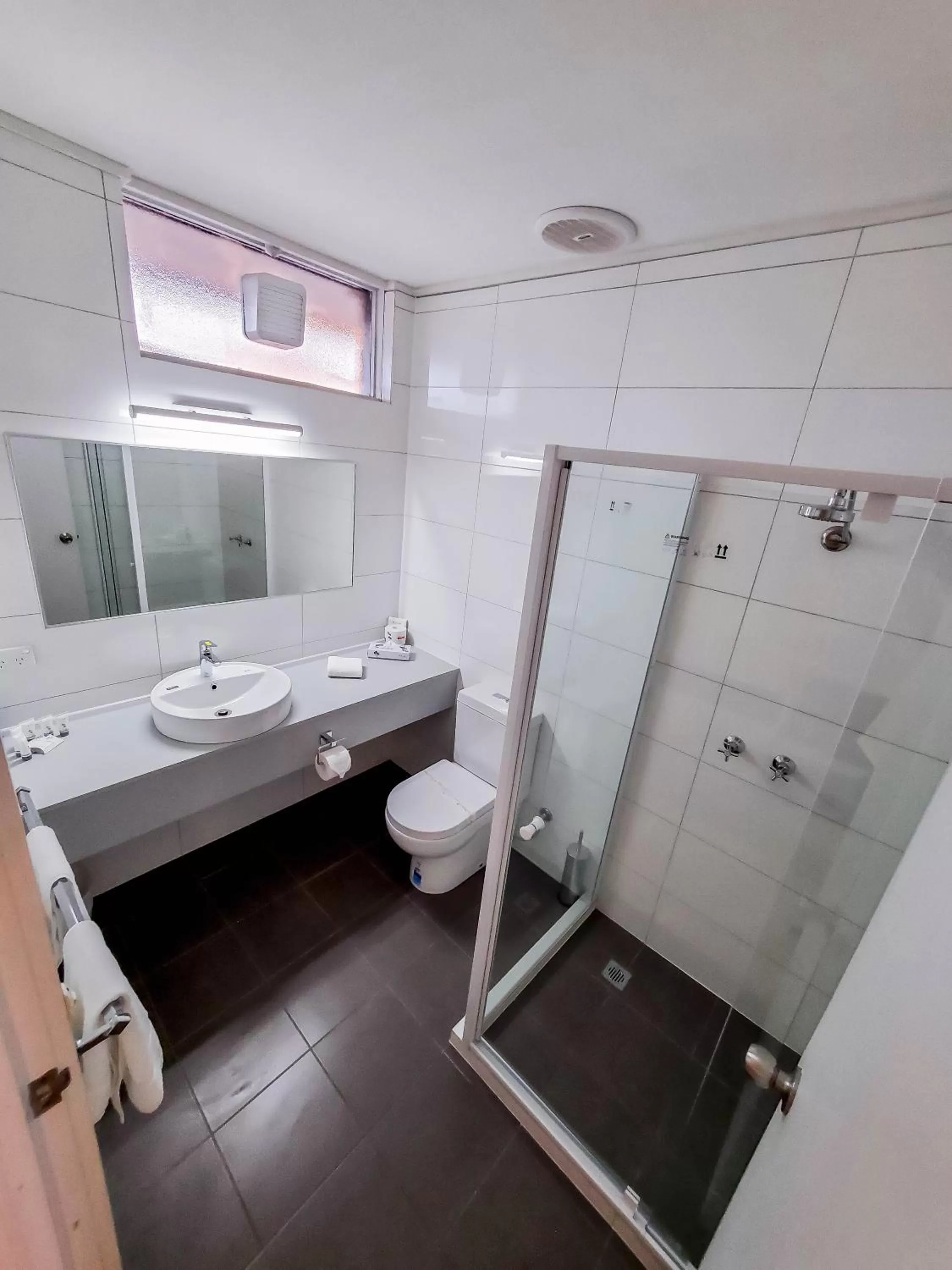 Shower in Sandors Motor Inn