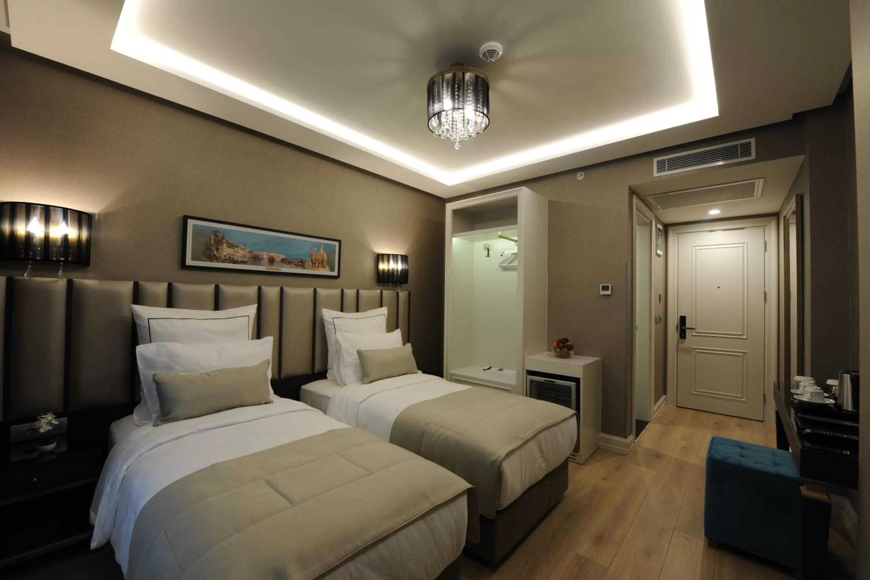 Photo of the whole room, Bed in Le Petit Palace Hotel - Special Category