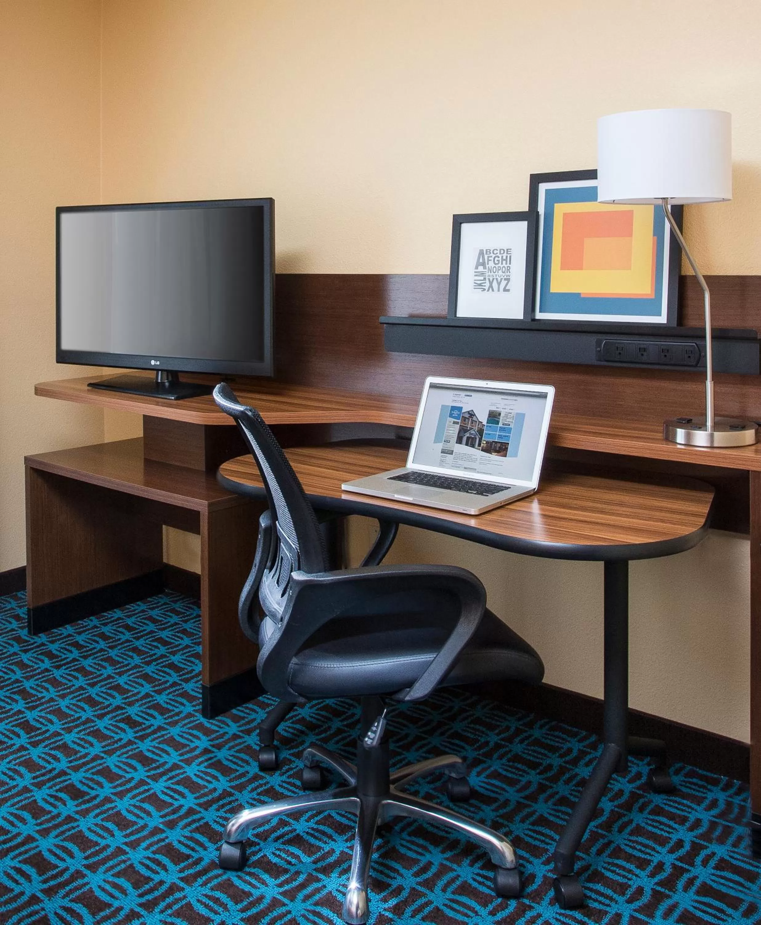 TV and multimedia in Fairfield Inn & Suites by Marriott Quincy