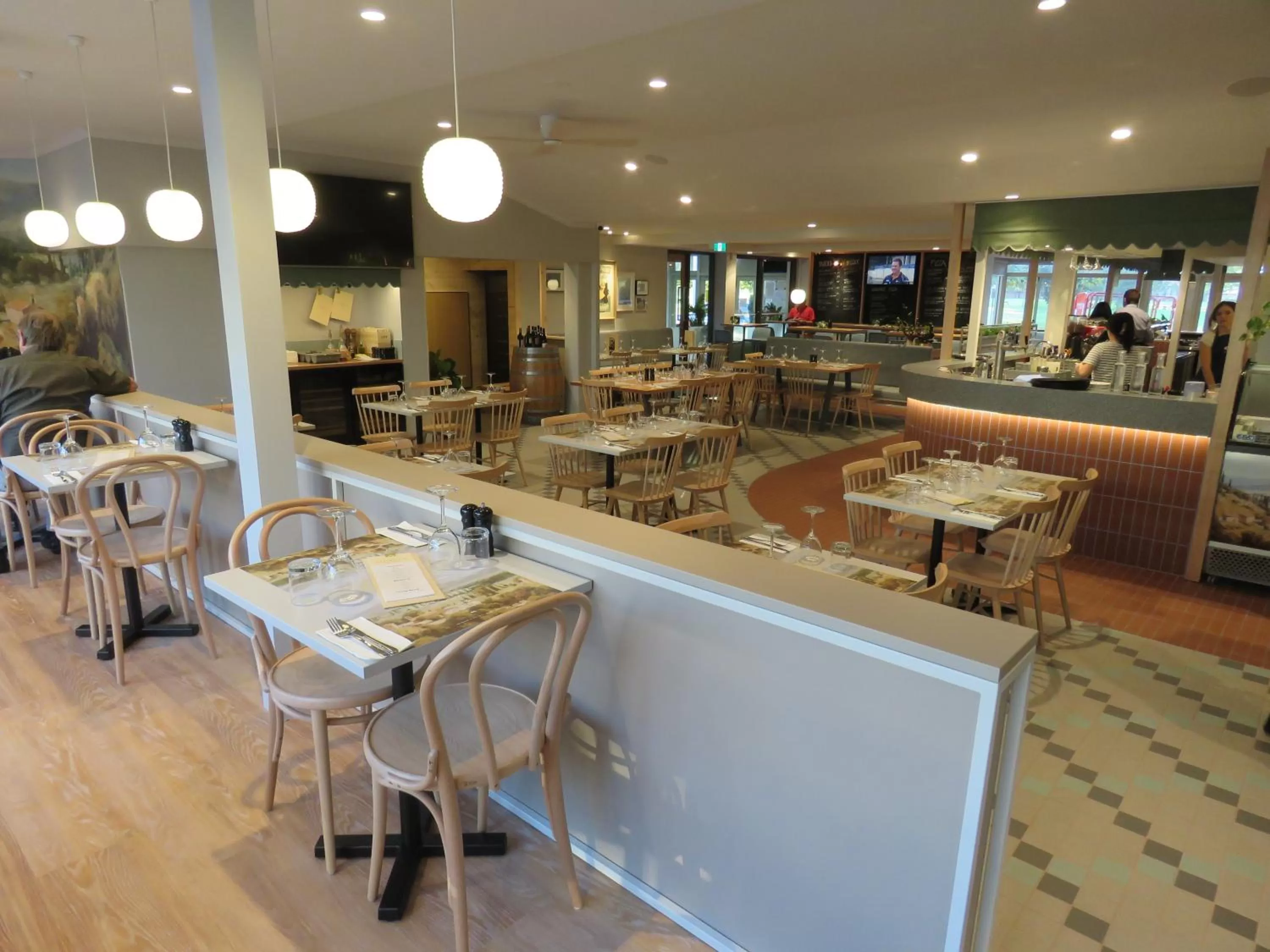 Restaurant/places to eat in Baileys Parkside Motel by VetroBlu