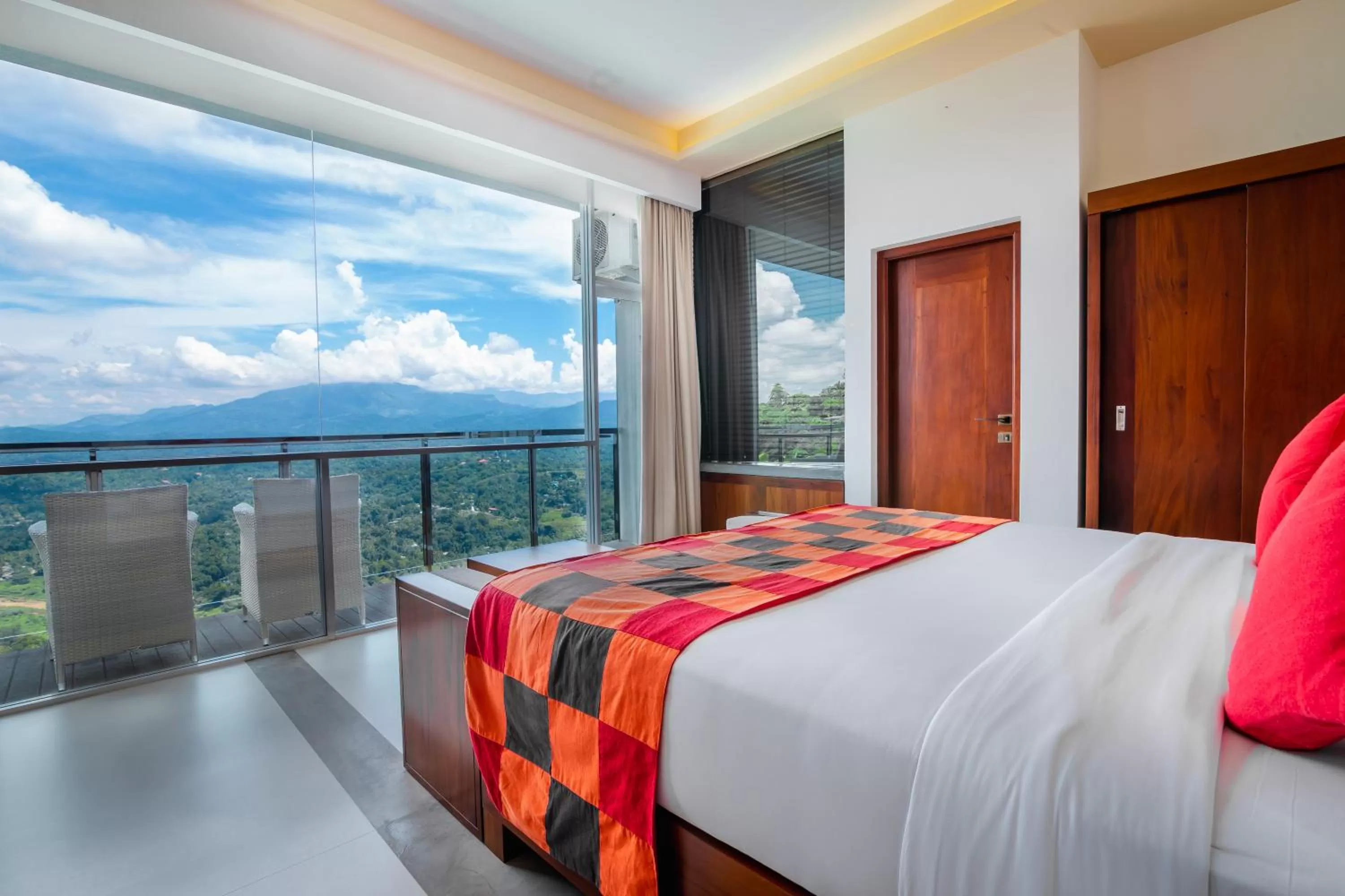 Balcony/Terrace, Bed in Mount Blue Kandy