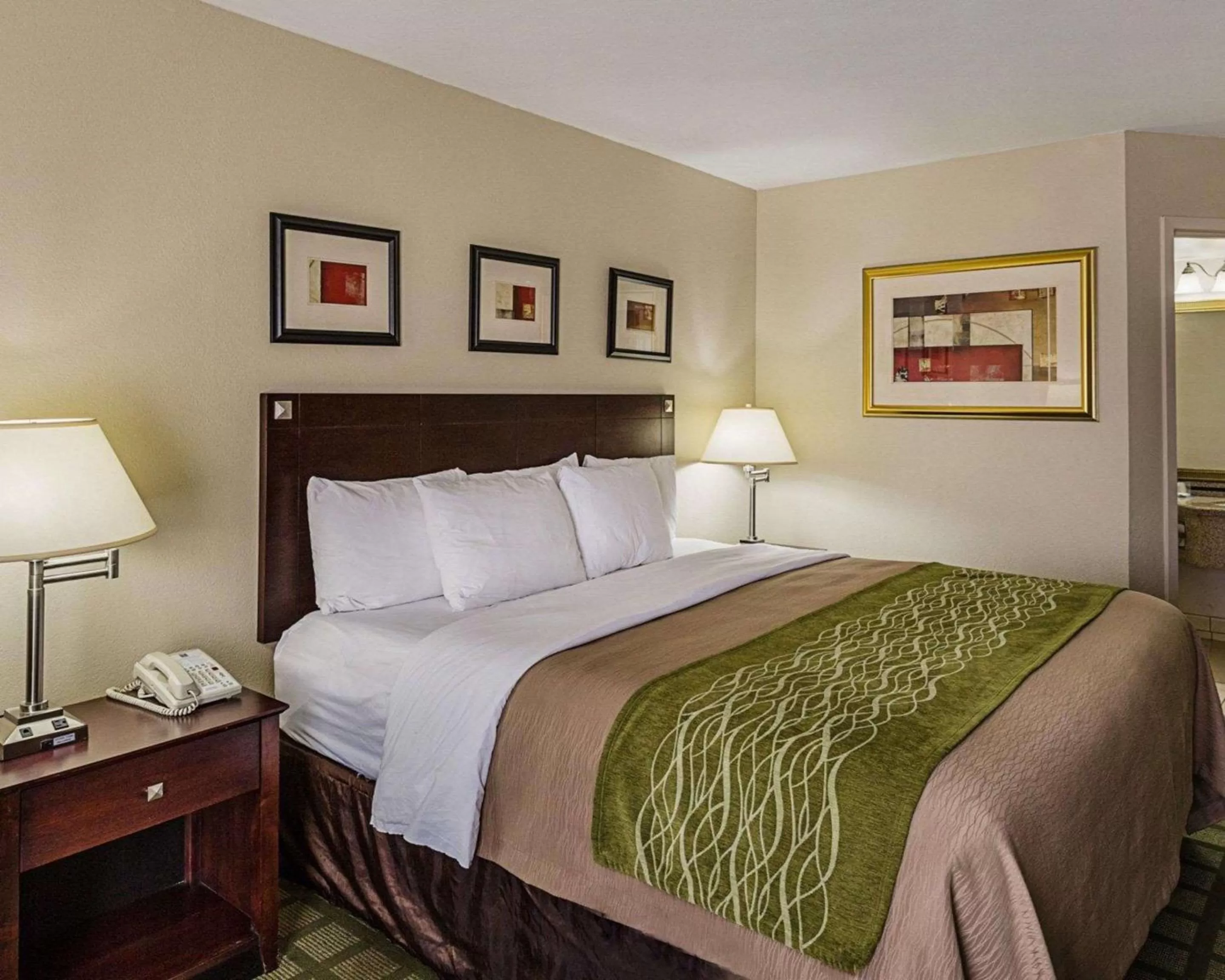 Photo of the whole room, Bed in Comfort Inn Southwest Fwy at Westpark