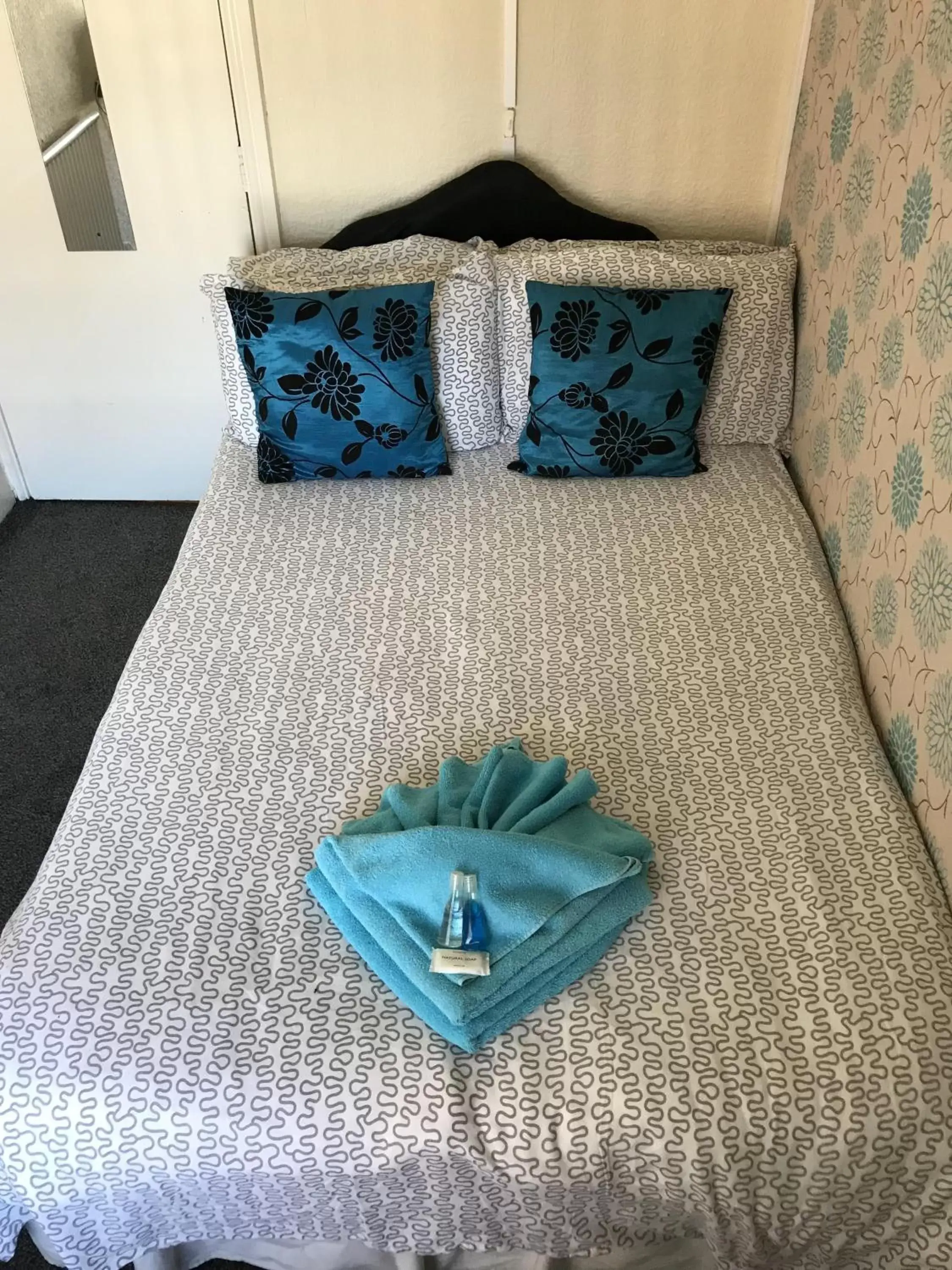 Standard Double Room with Shared Bathroom in Westbourne House Standard Double Room with Shared Bathroom in Westbourne House