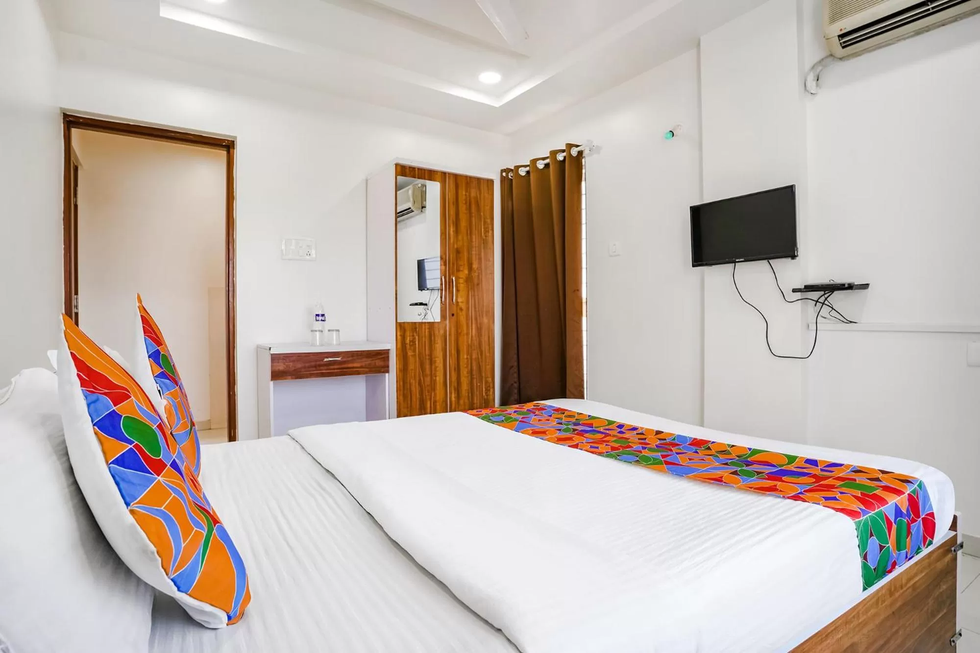 Communal lounge/ TV room, Bed in FabHotel Omkar Executive