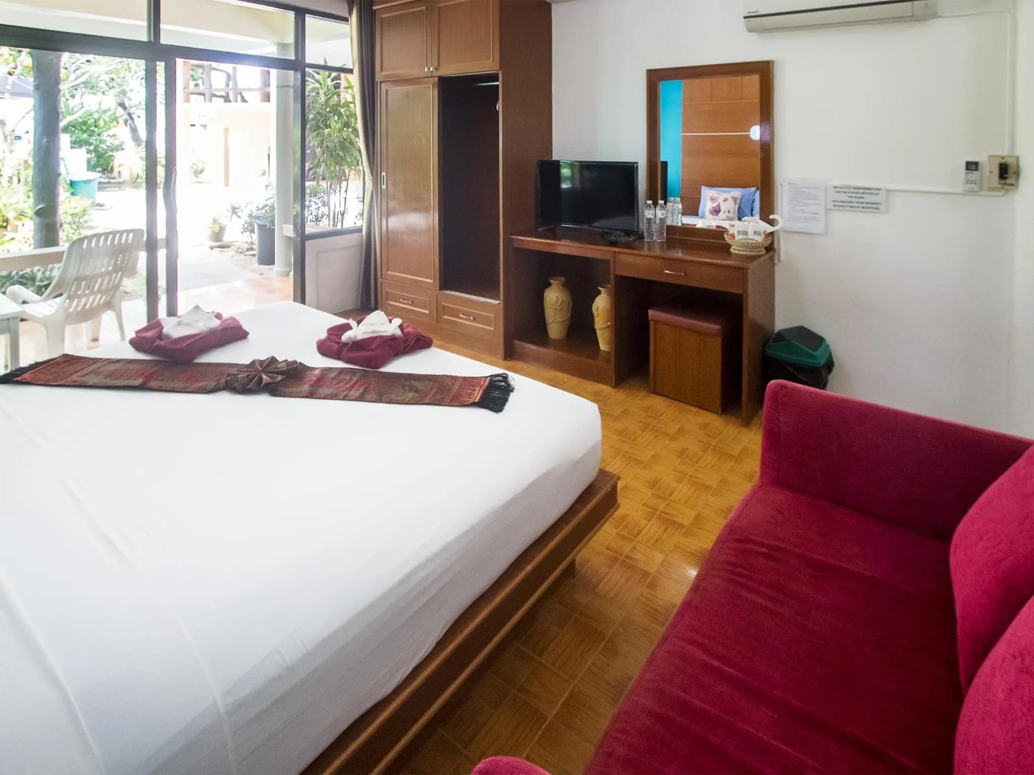 Photo of the whole room in Lanta Garden Home