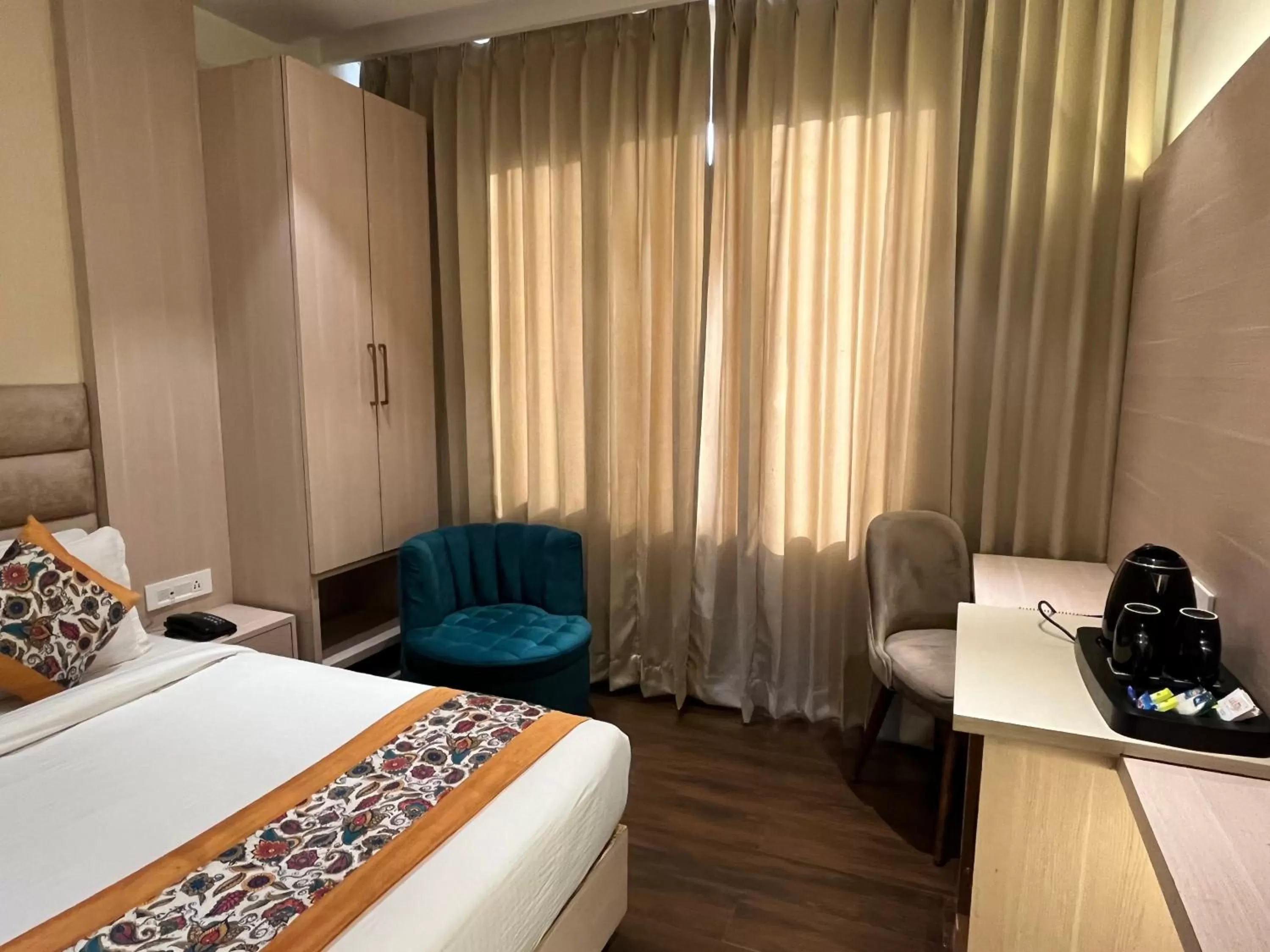 Living room, Bed in RRV Hotel