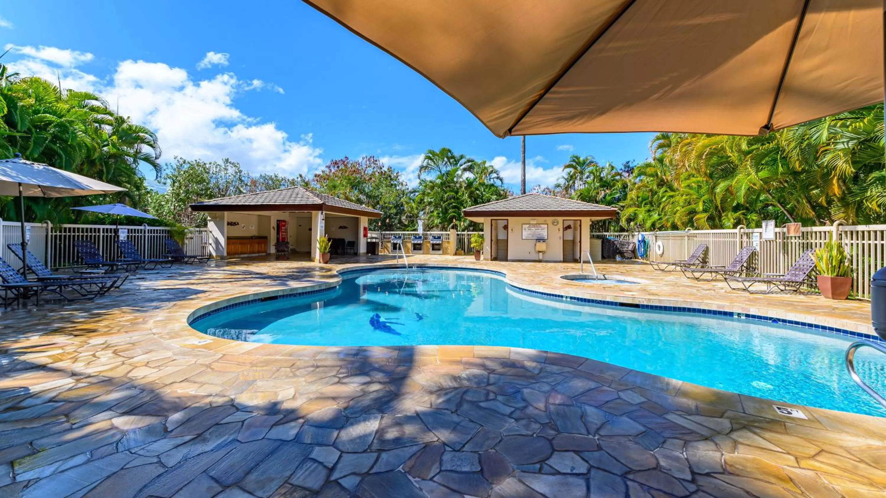 Swimming Pool in Castle Maui Banyan