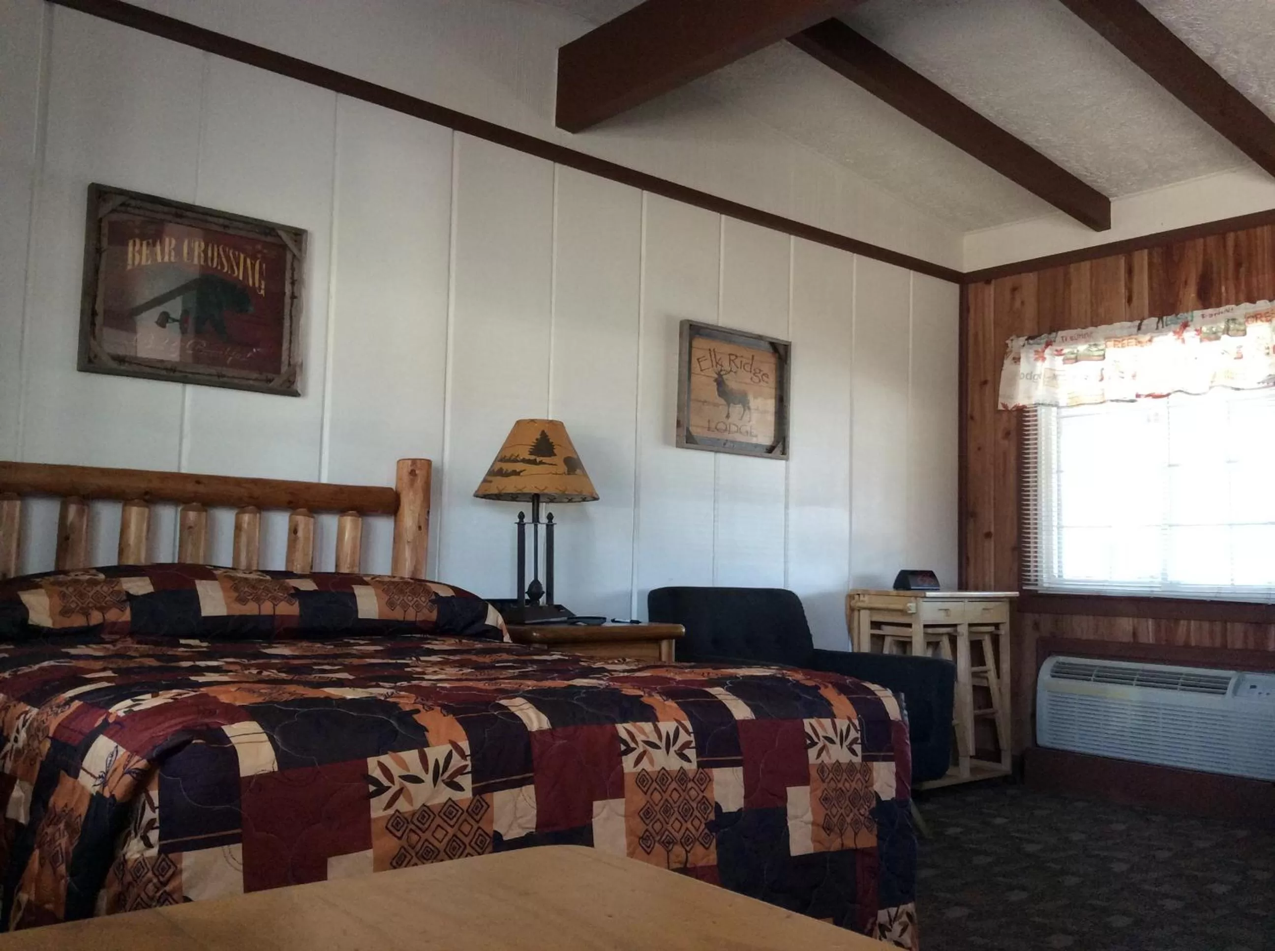 Bed in Olde Mill Inn of Clarkston