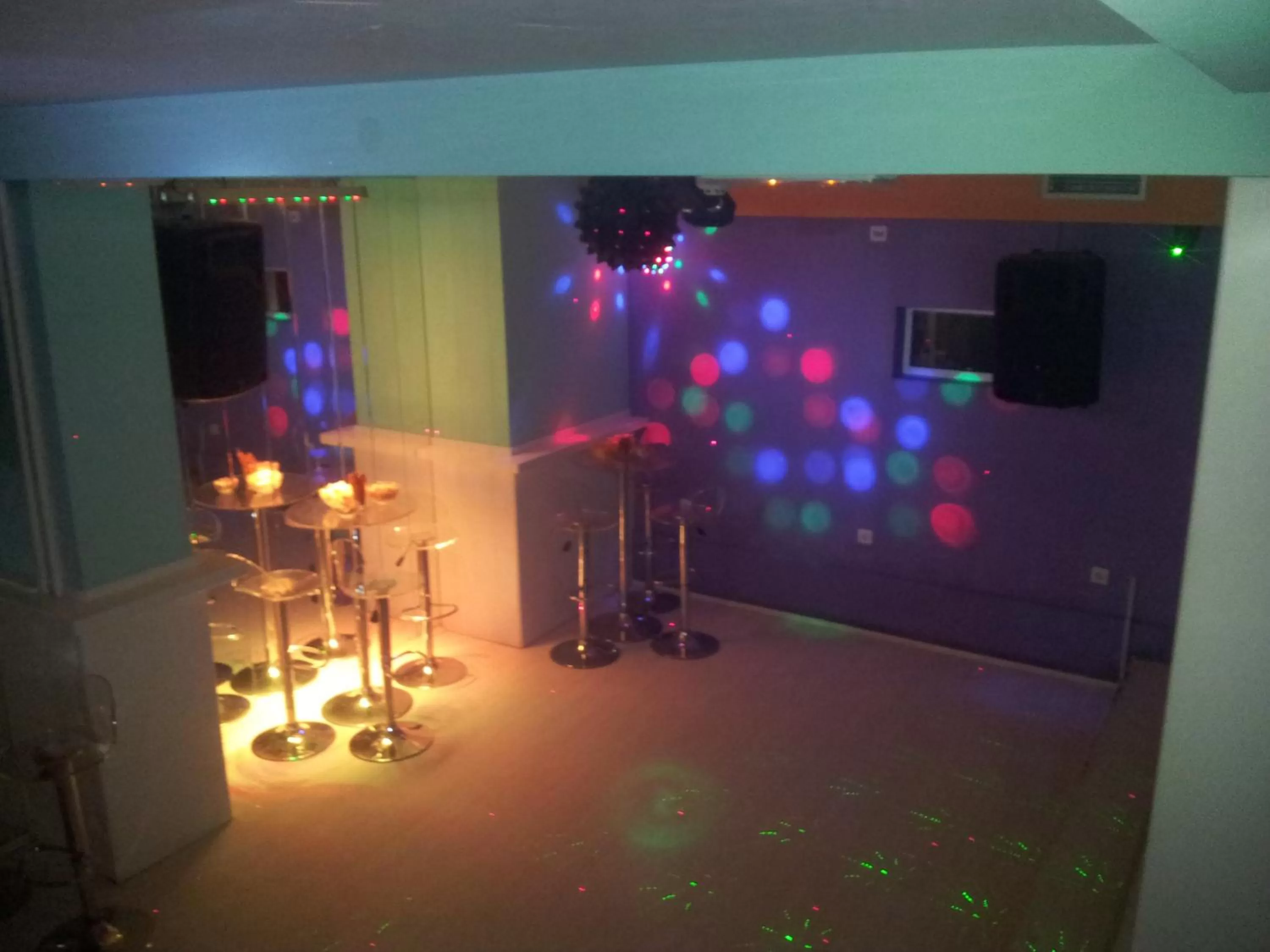 Kids's club, TV/Entertainment Center in B&B Rose