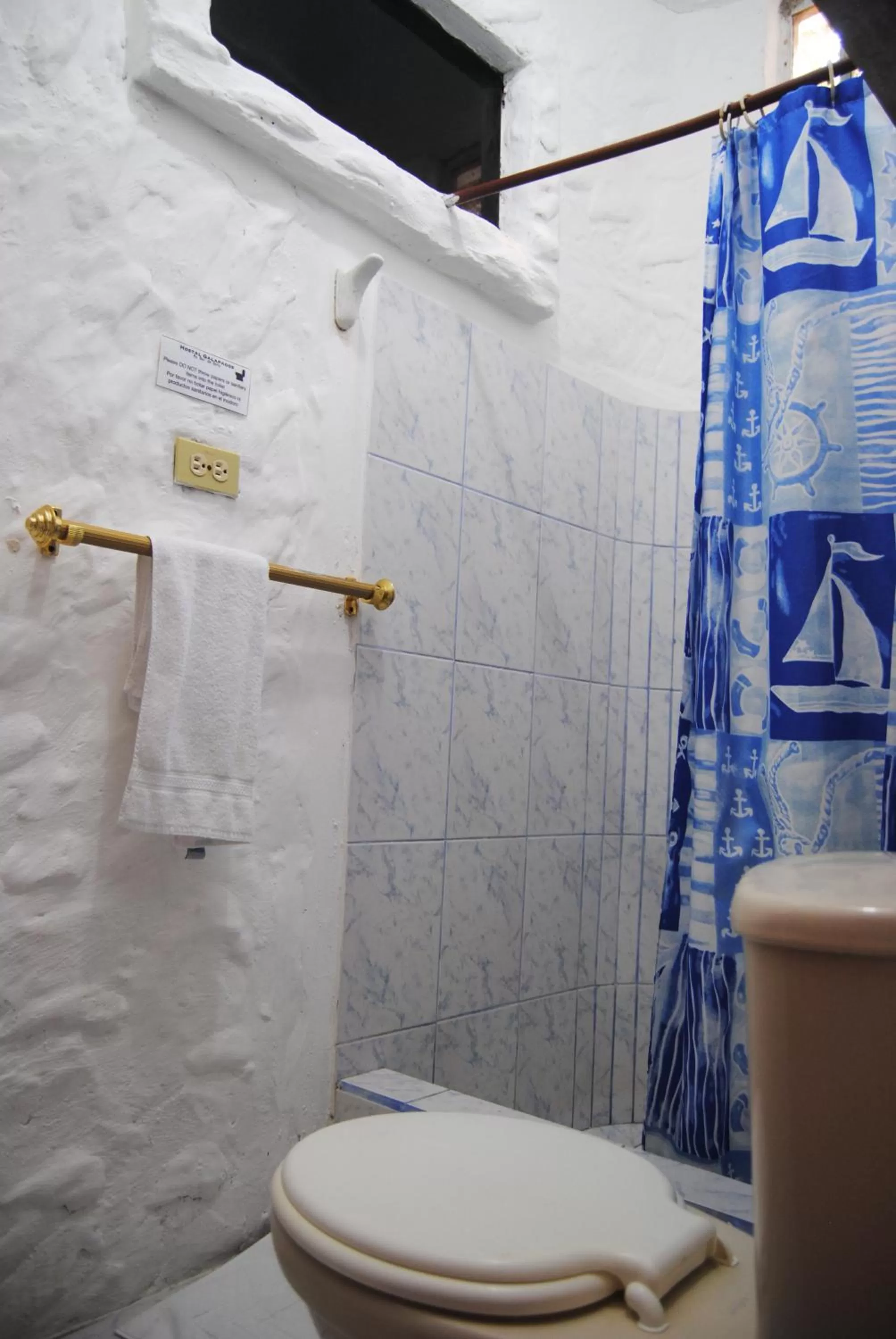 Bathroom in Hostal Galapagos by Bar de Beto