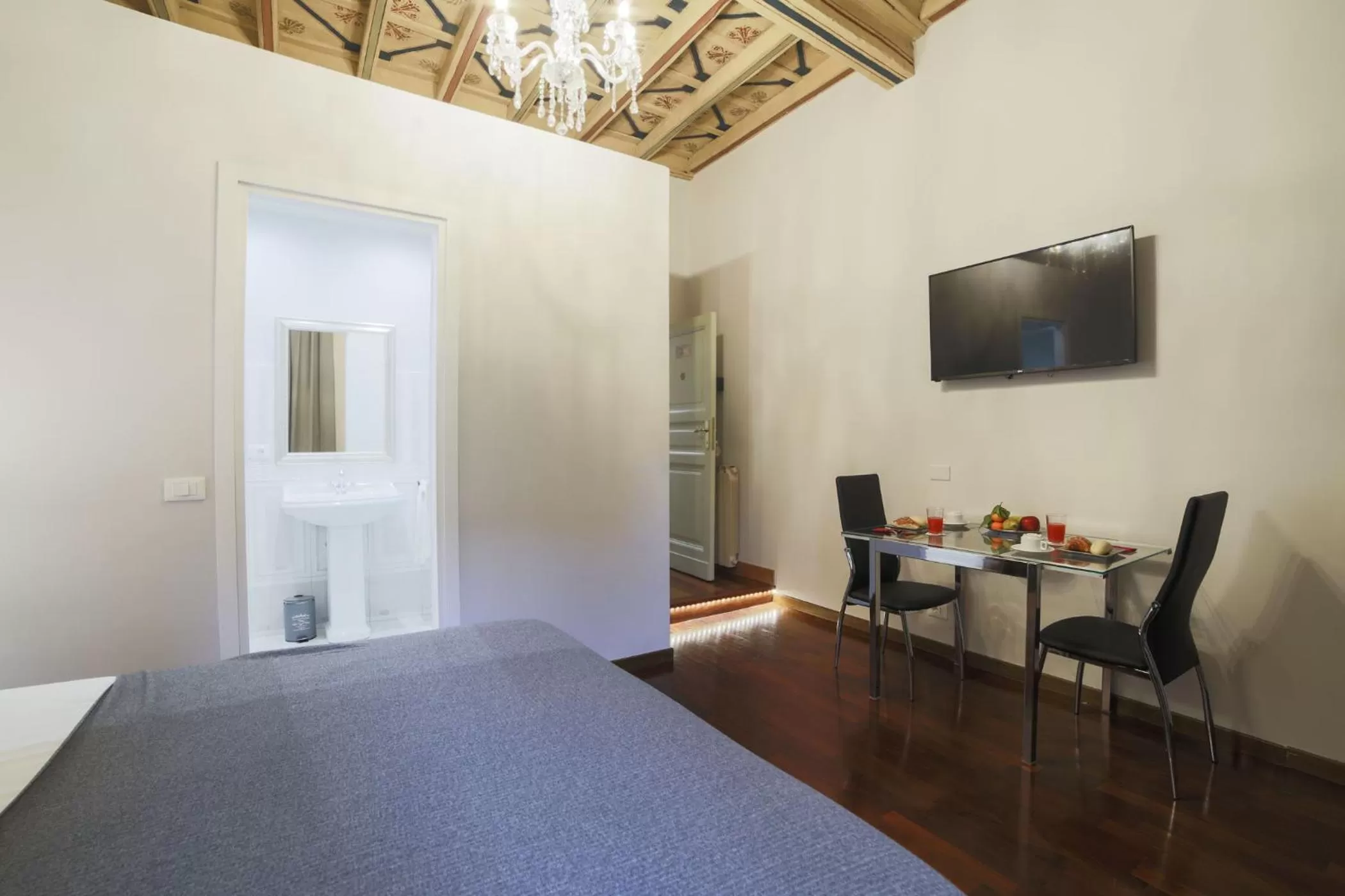 Photo of the whole room in La Maison Dell'Orologio