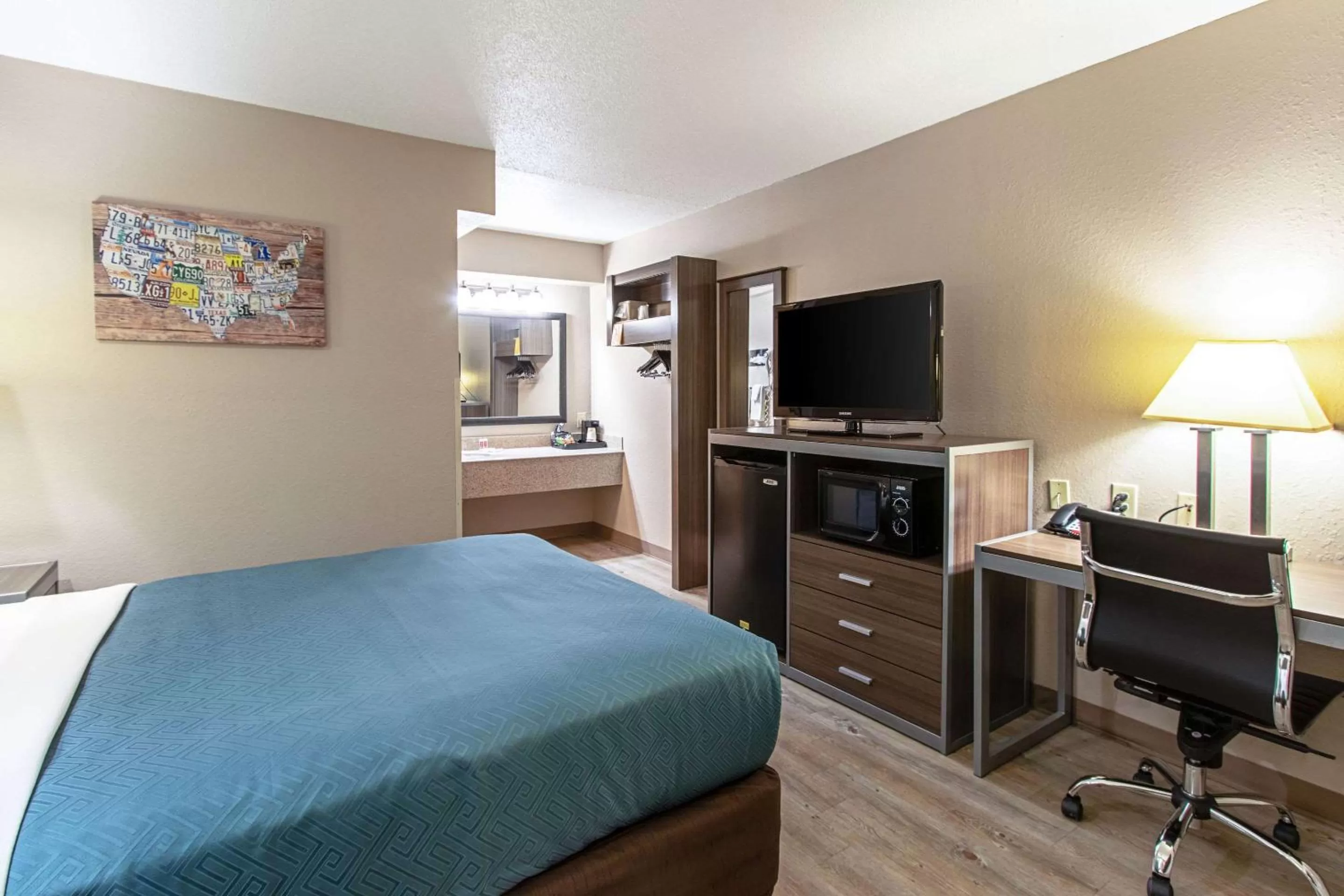 Photo of the whole room, Bed in Econo Lodge Kingsville