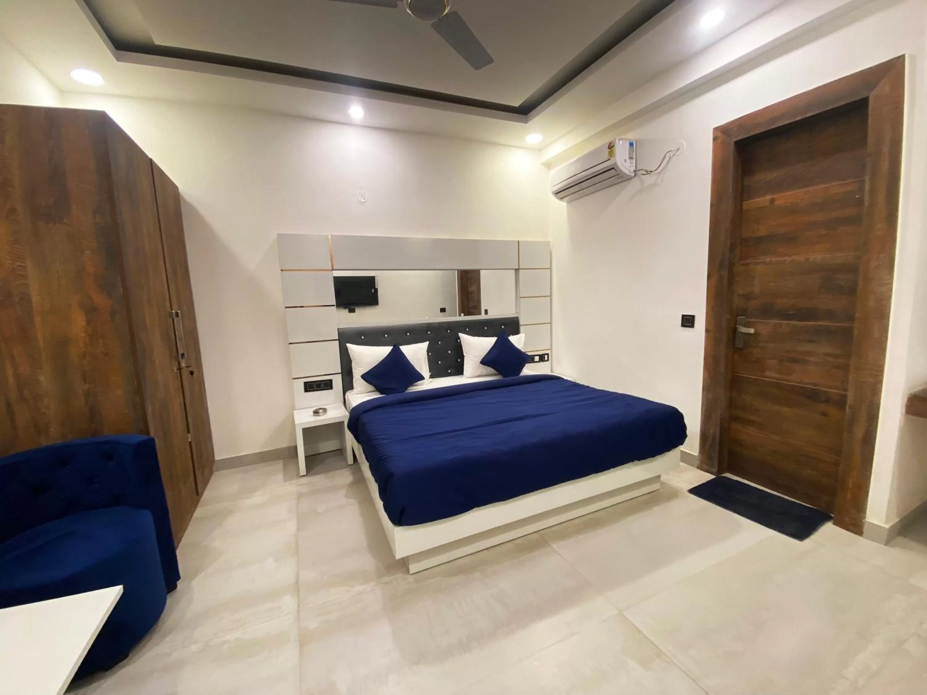 TV and multimedia, Bed in The Metro Stay By F9 Hotels-Near Sector 18 Metro Station Noida