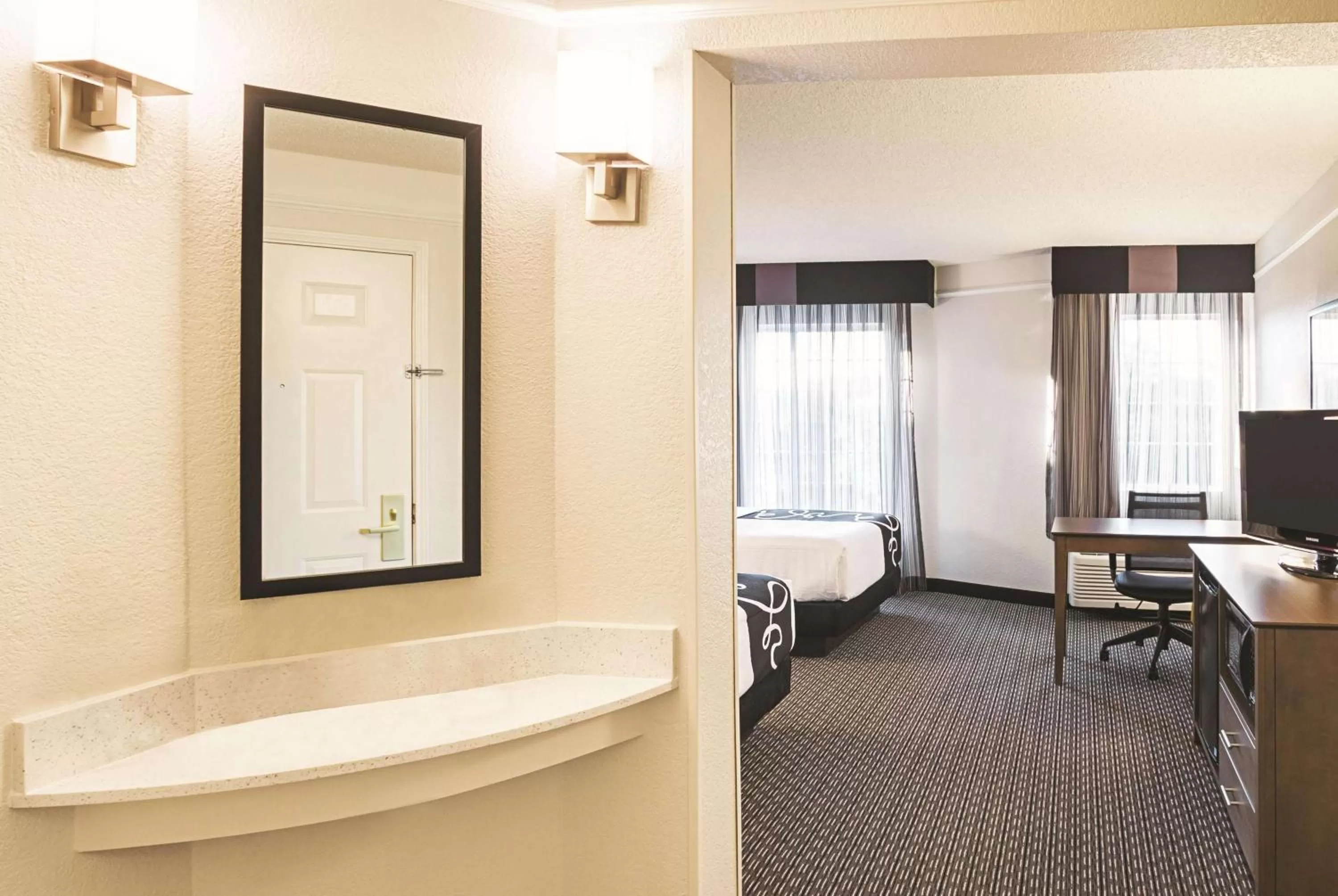 Photo of the whole room, Bed in La Quinta by Wyndham Fort Worth North