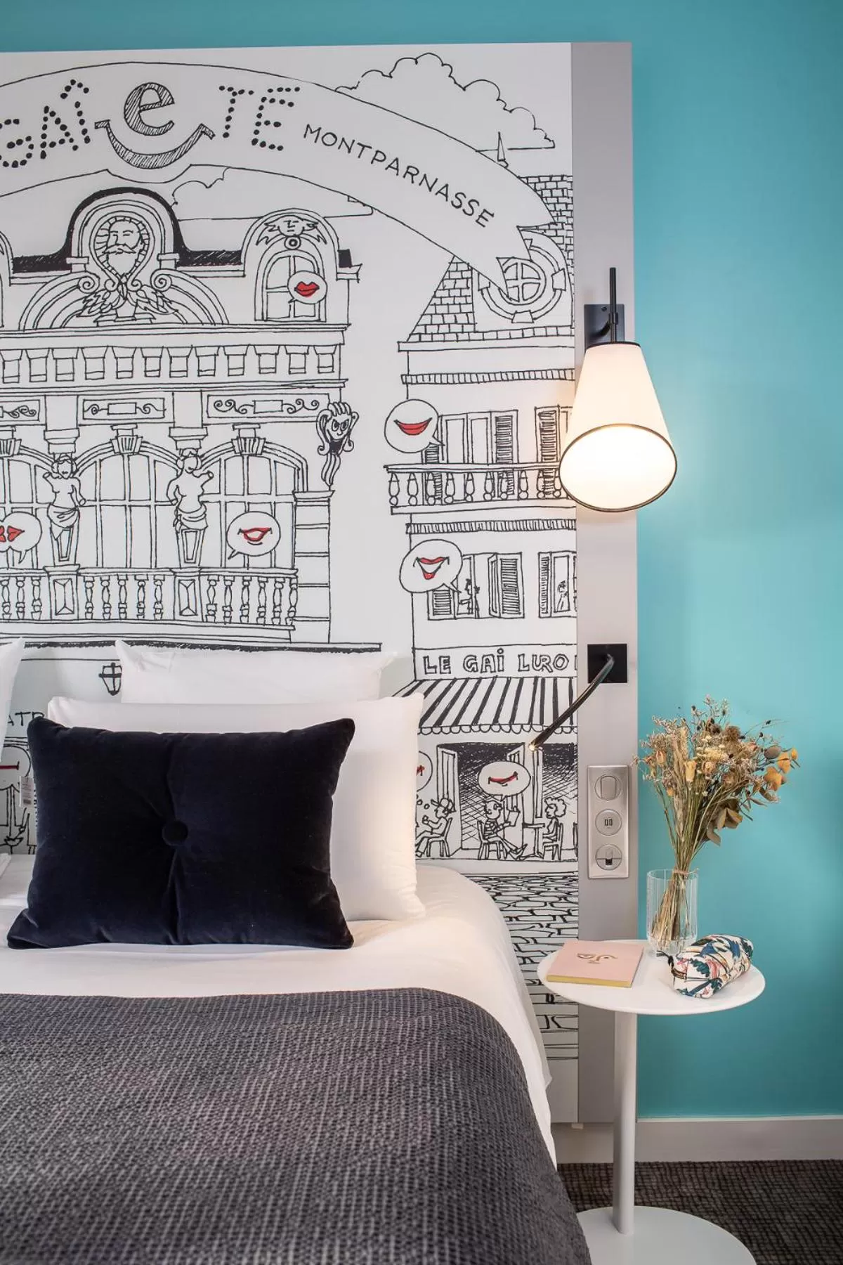 Bed in Hôtel Mercure Paris Centre Gare Montparnasse