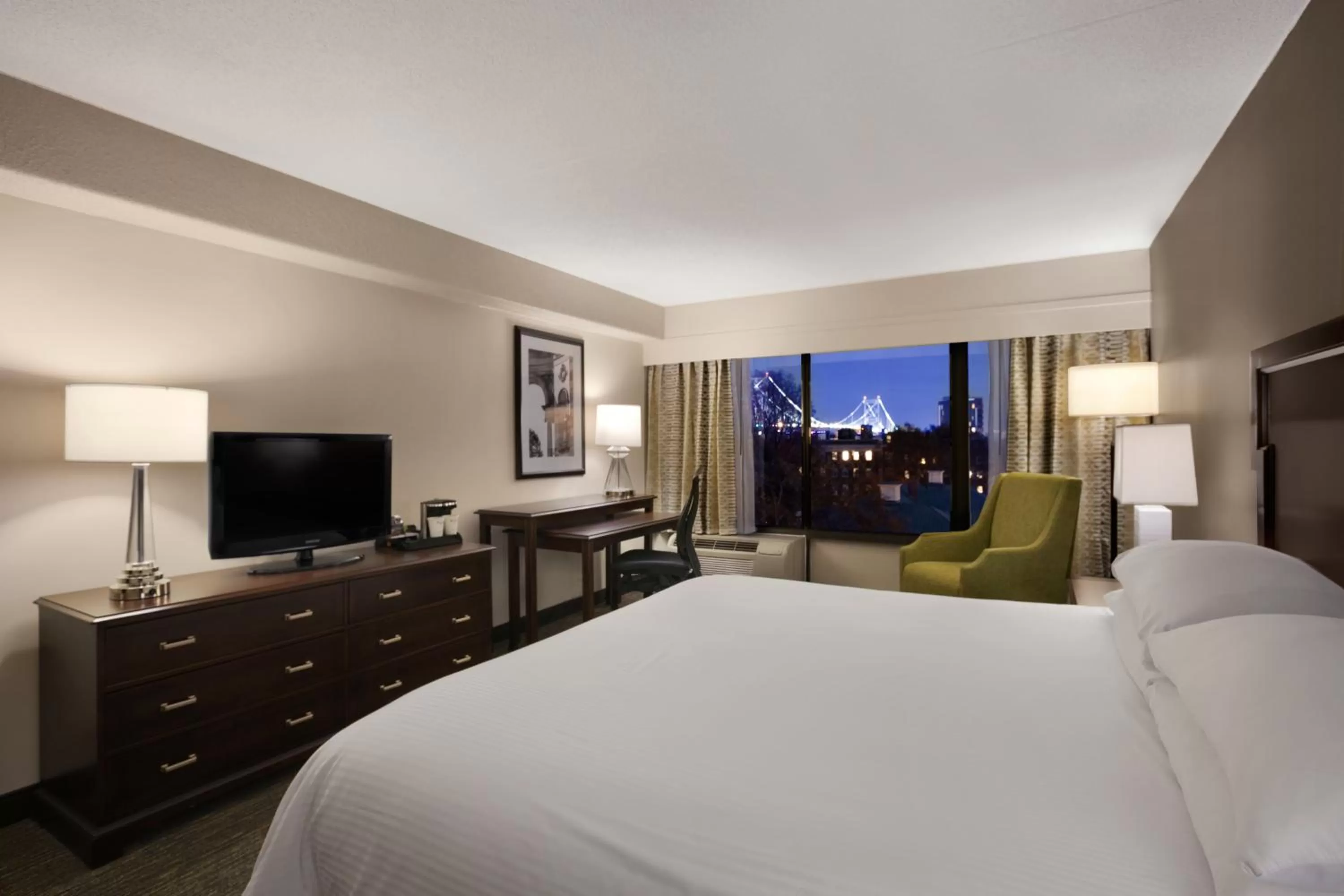 Bed in Wyndham Philadelphia-Historic District