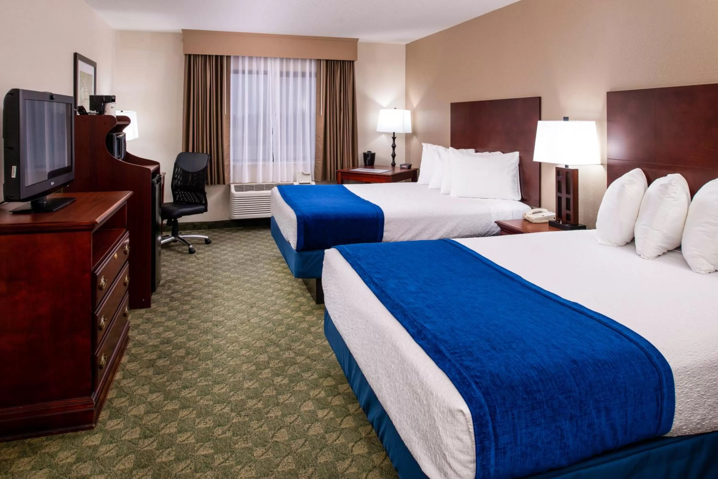 Queen Room with Two Queen Beds and Adjoining Rooms - Bath Tub/Non-Smoking in Best Western Big Spring Lodge