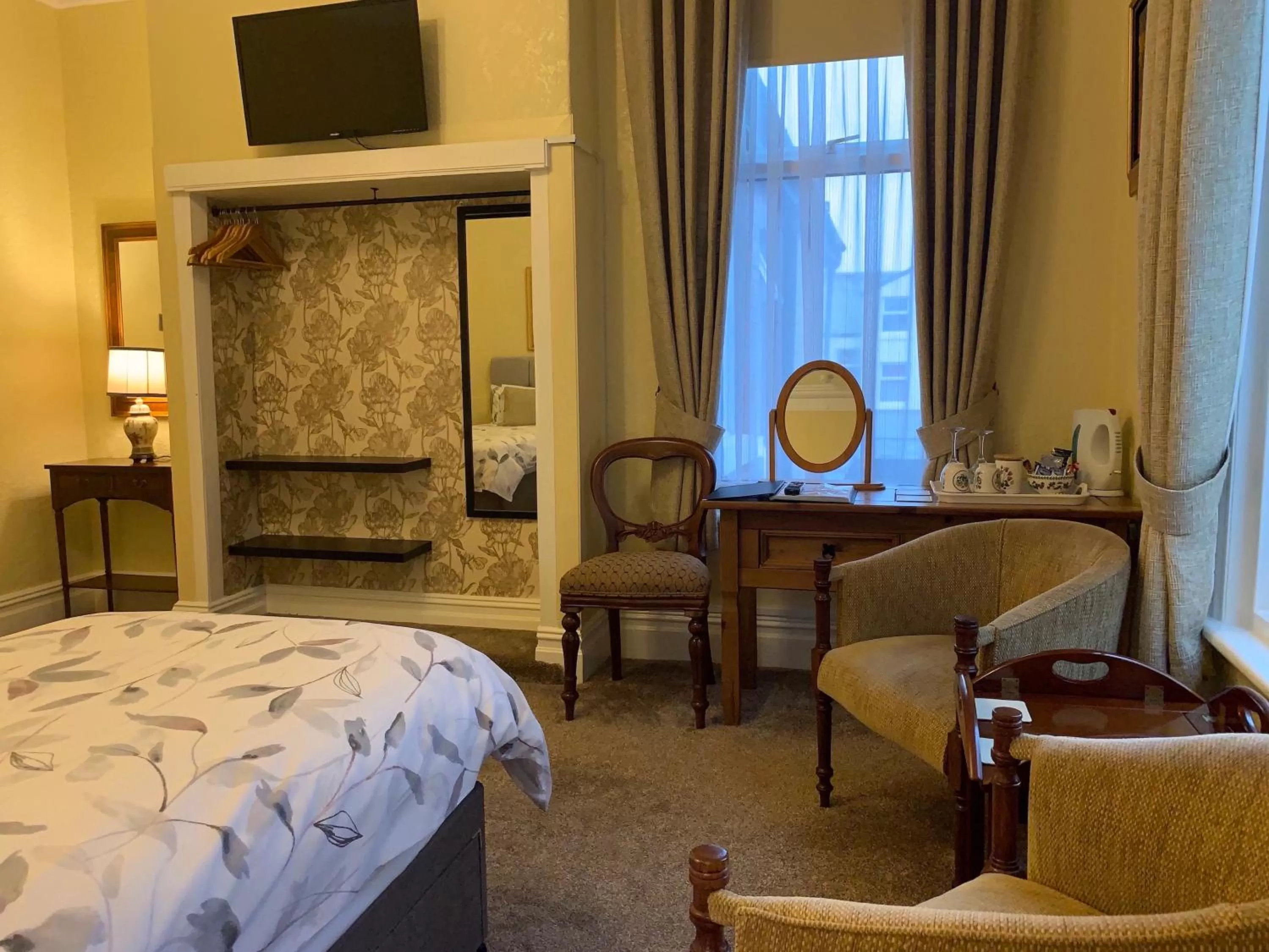 Seating area, Bed in The Gaydon