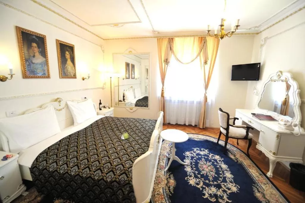 Bed in Queen's Astoria Design Hotel