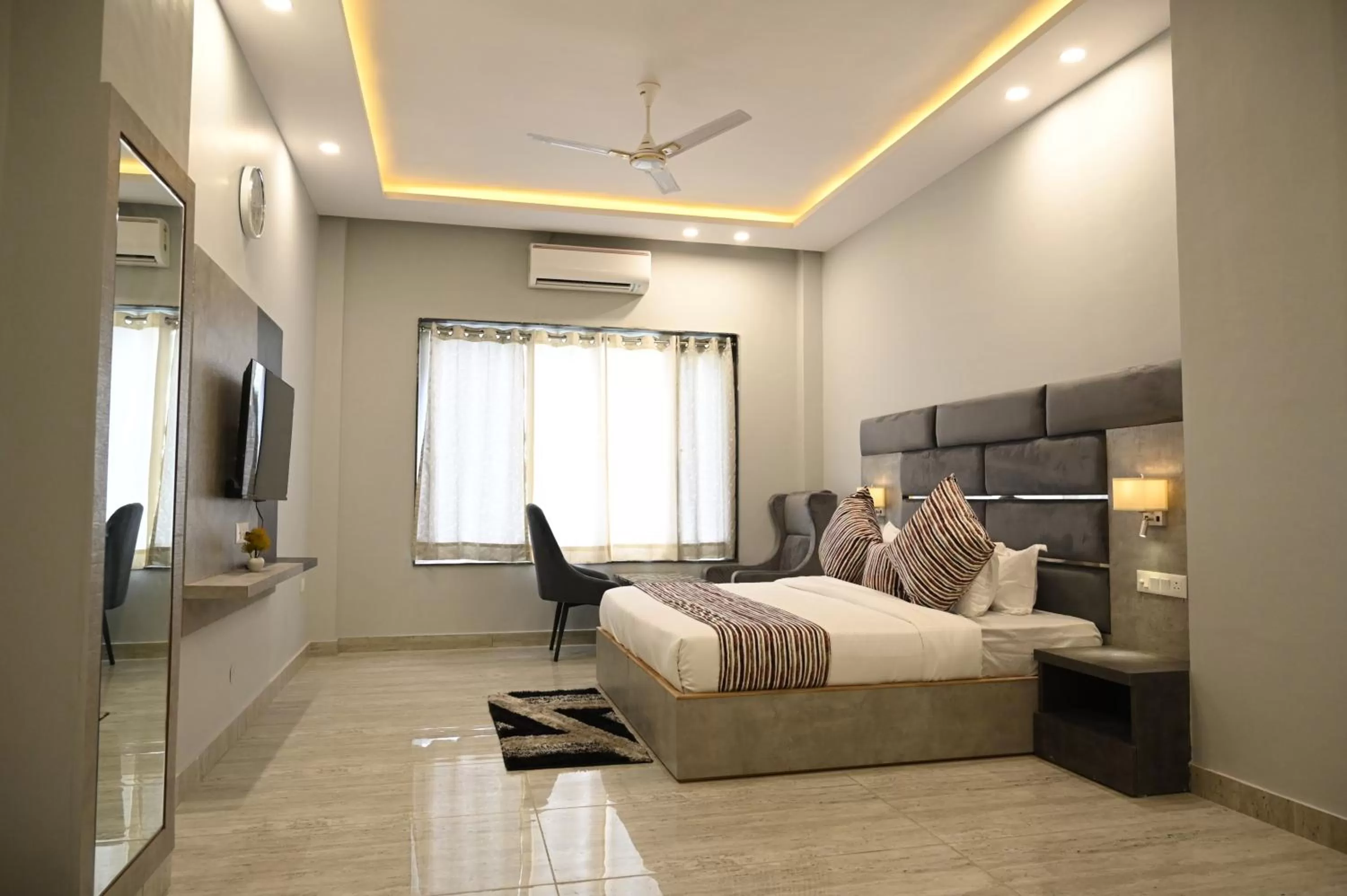 Living room, Bed in Hotel Vasdaa Grand