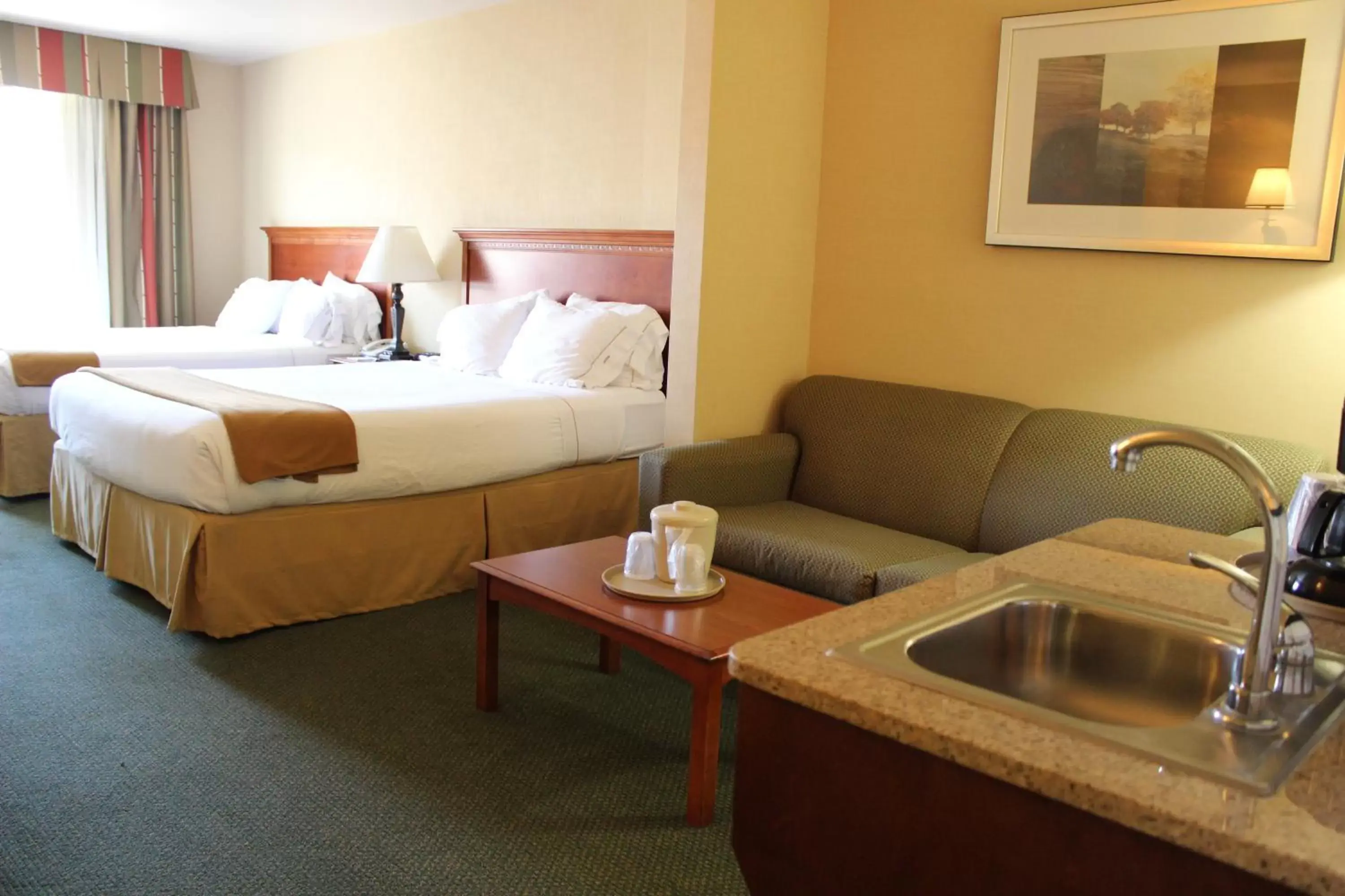 Queen Suite with Two Queen Beds and Sofa Bed in Holiday Inn Express Tehachapi by IHG Queen Suite with Two Queen Beds and Sofa Bed in Holiday Inn Express Tehachapi by IHG