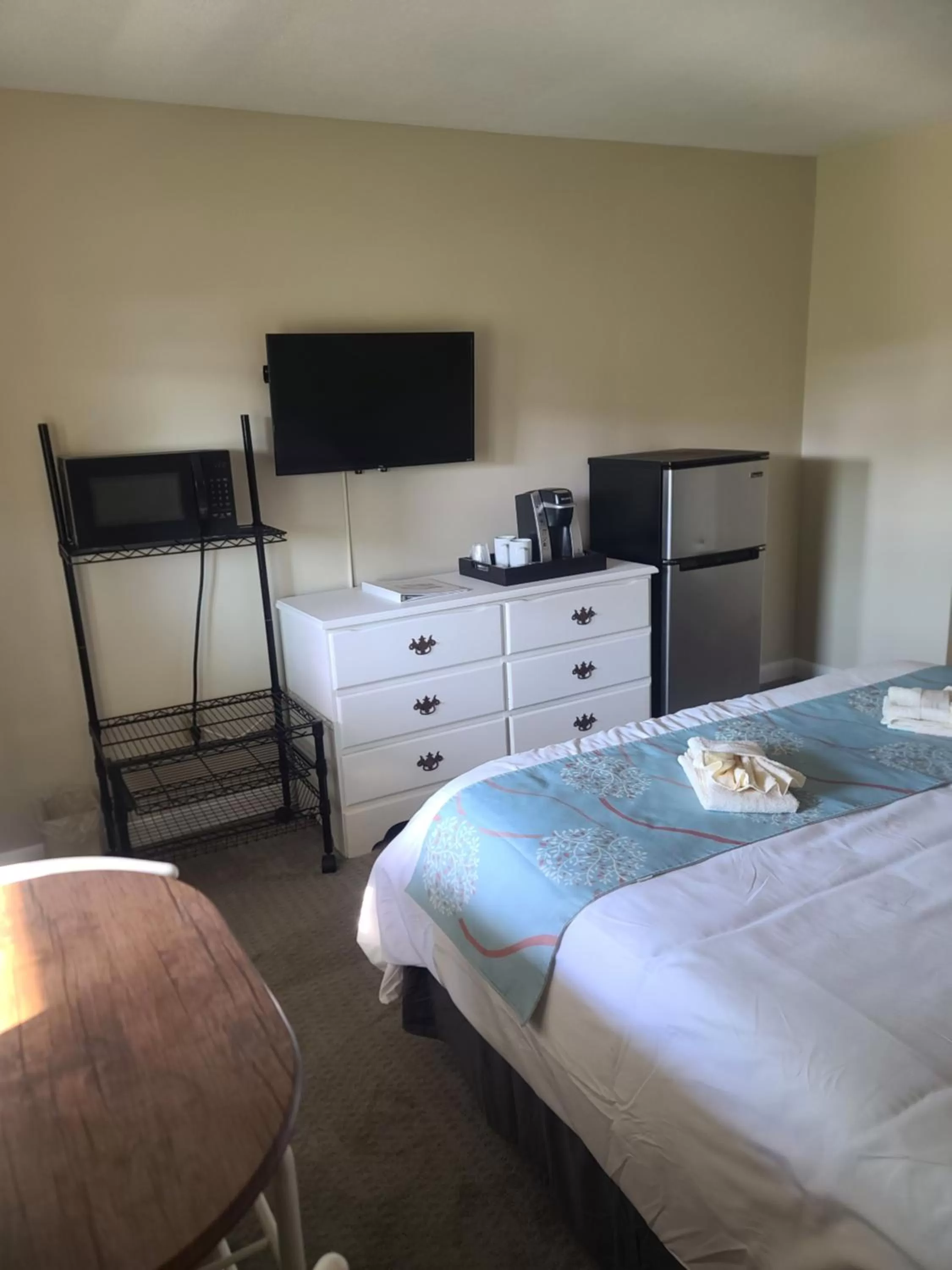 Communal lounge/ TV room, Bed in Lake Shore Farm Inn