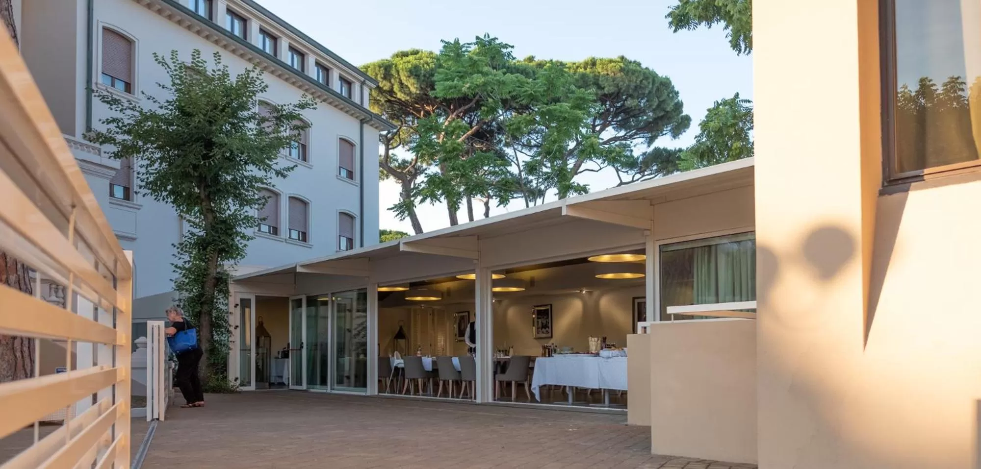 Restaurant/places to eat in Hotel De La Ville