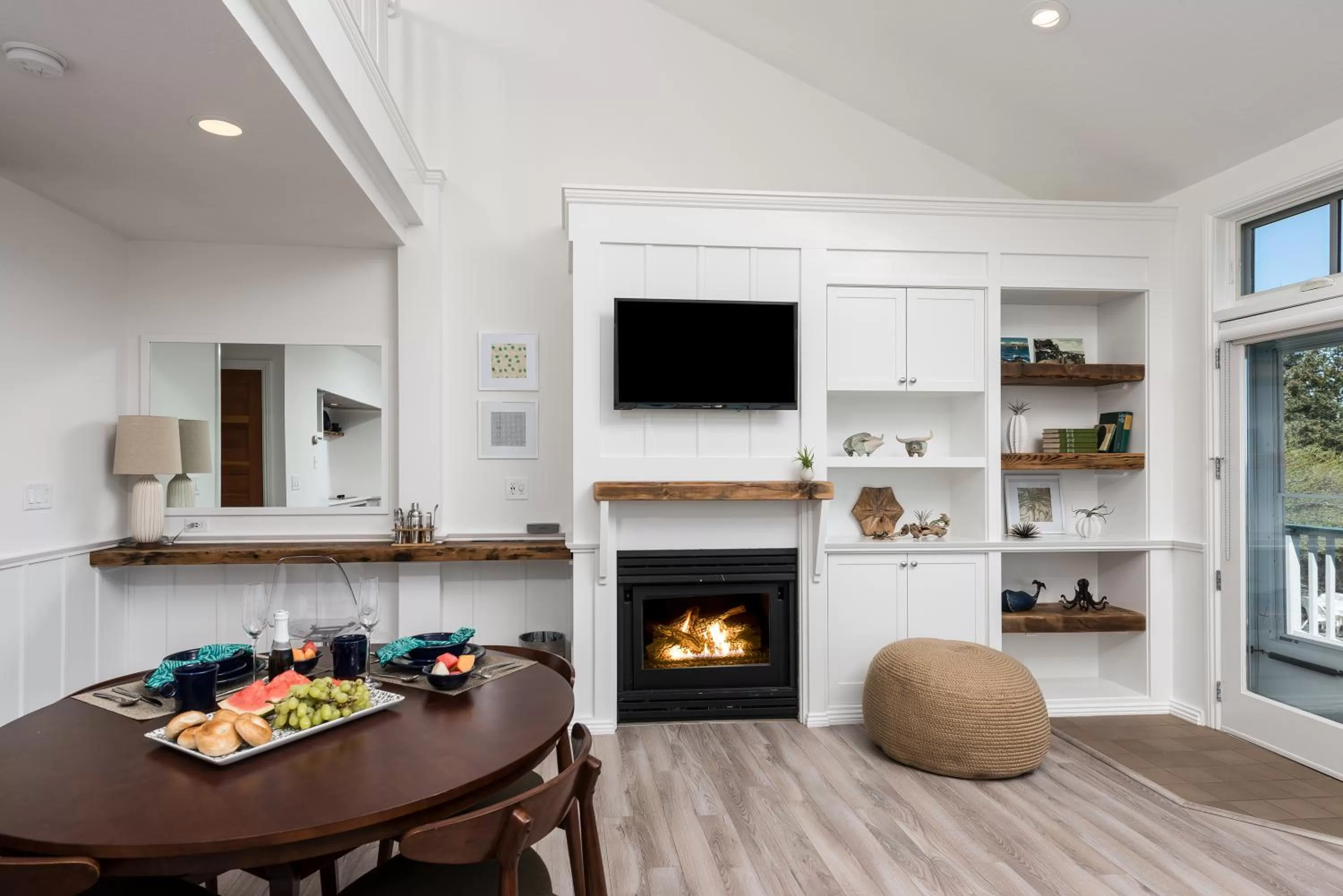 Living room, Dining Area in ViewPoint Hotel