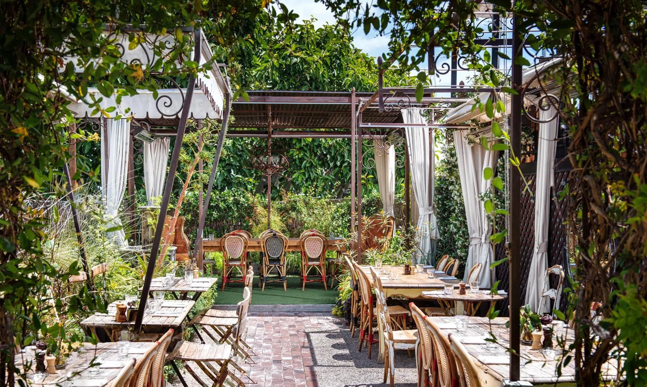 Restaurant/places to eat in Petit Ermitage