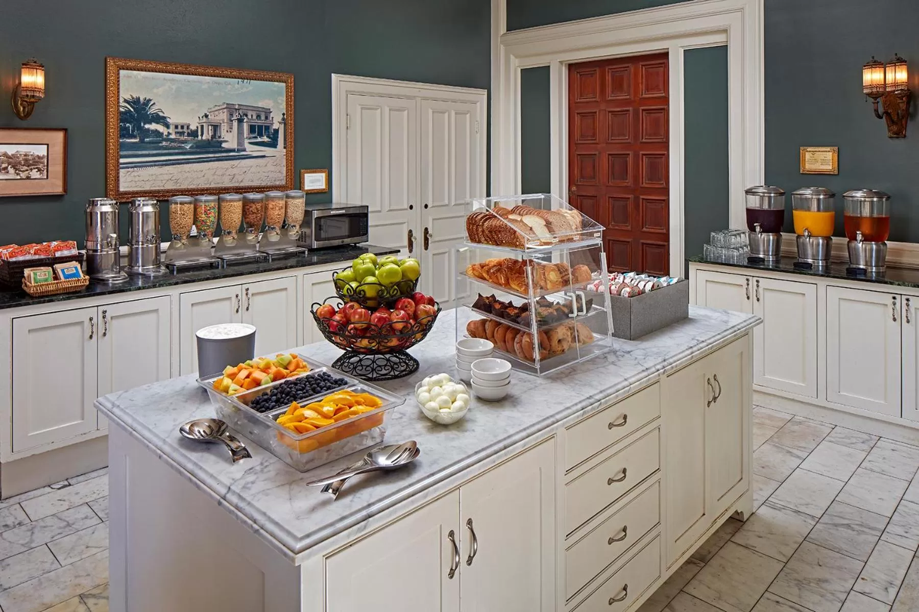 Food and drinks in Glorietta Bay Inn