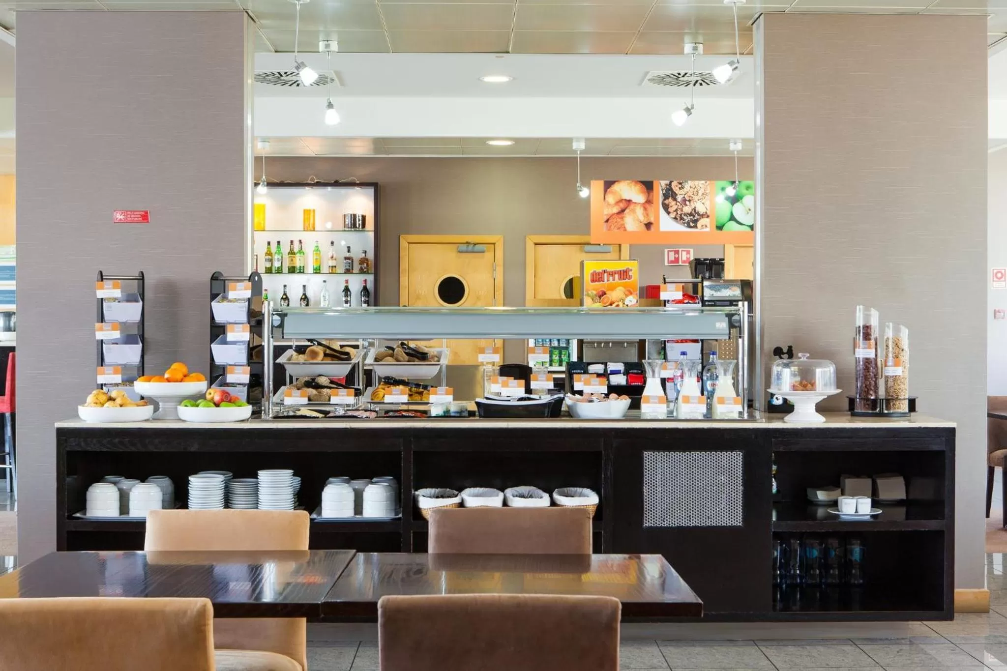 Restaurant/places to eat in Holiday Inn Express Lisbon-Oeiras by IHG