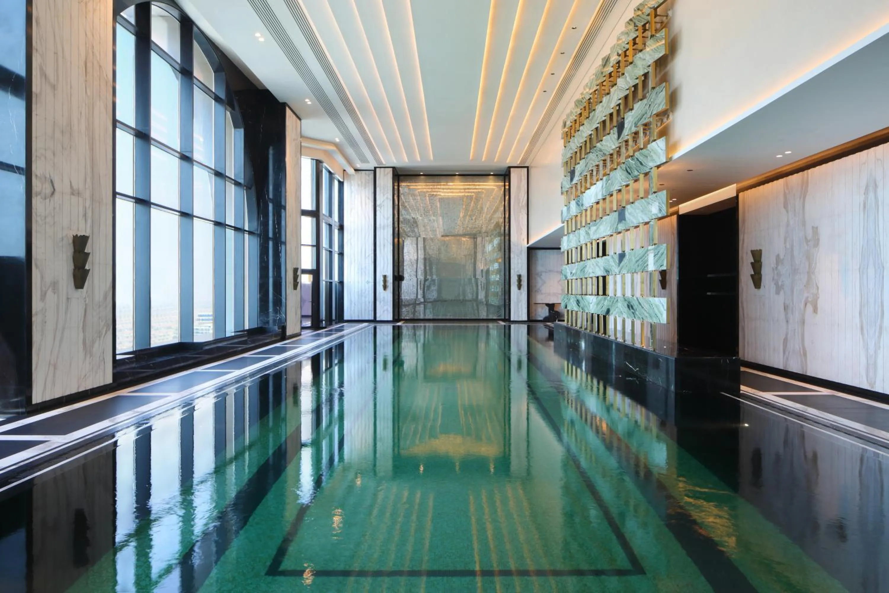 Swimming pool in Waldorf Astoria Doha West Bay