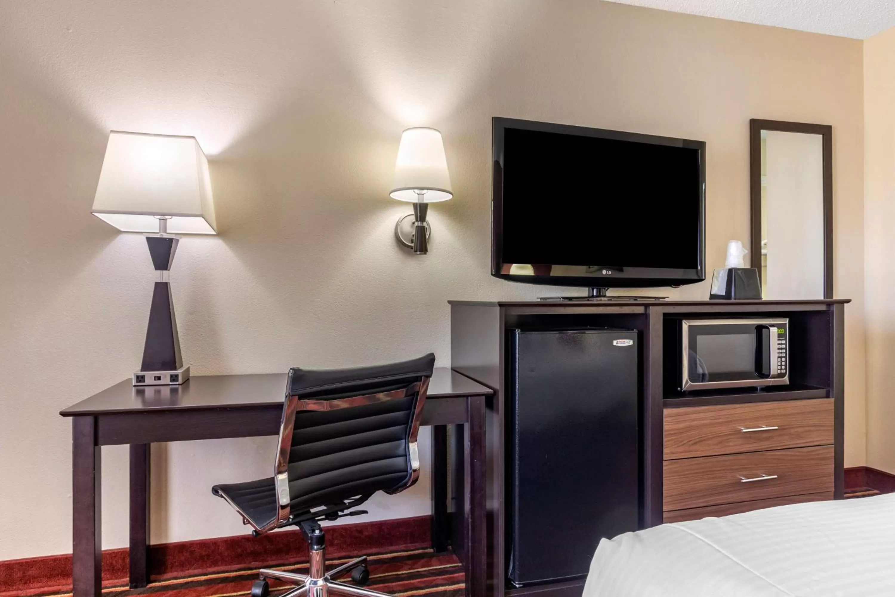 Bedroom, Bed in Best Western Lindale Inn