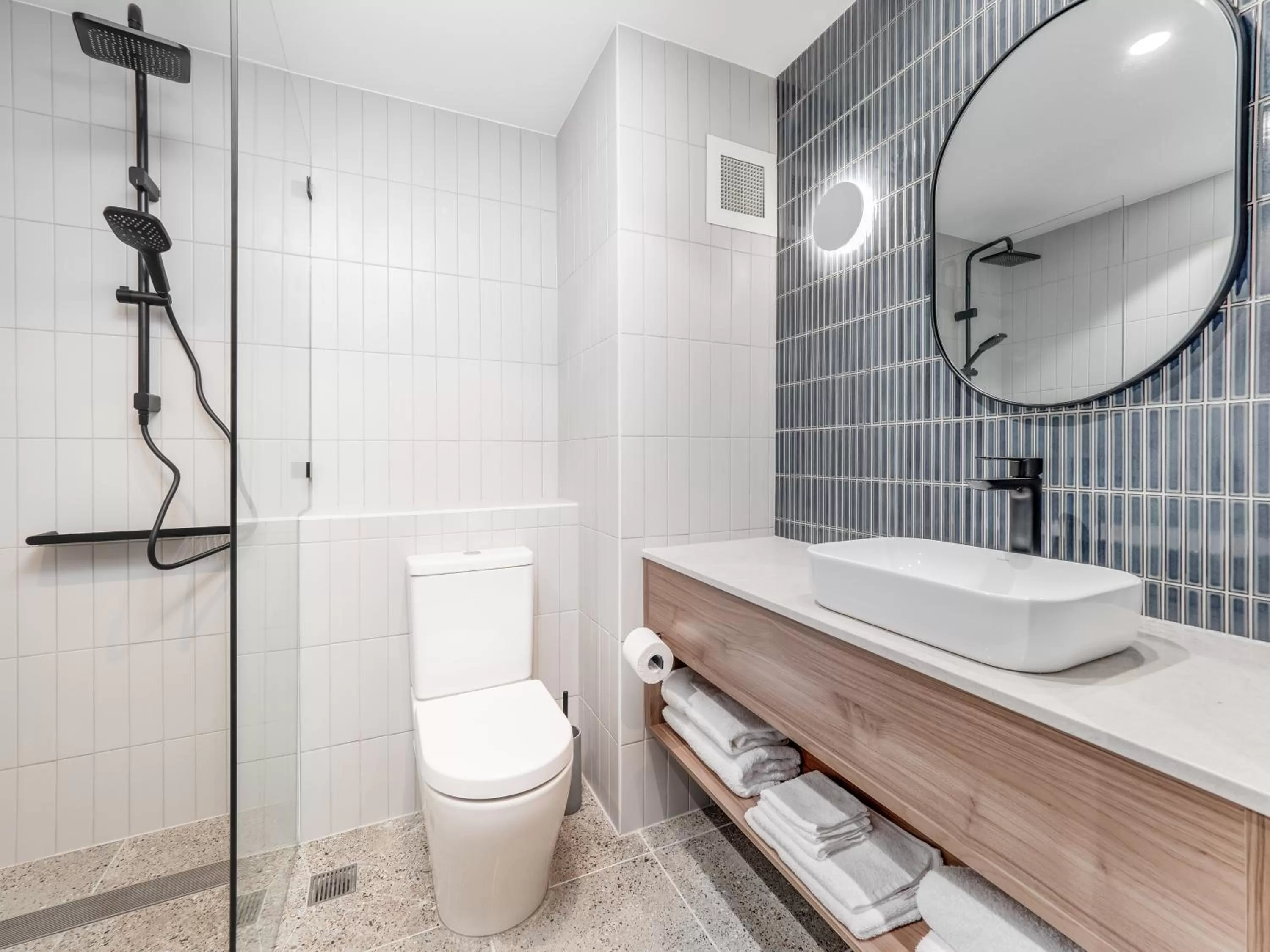 Shower in Banjo Paterson Inn