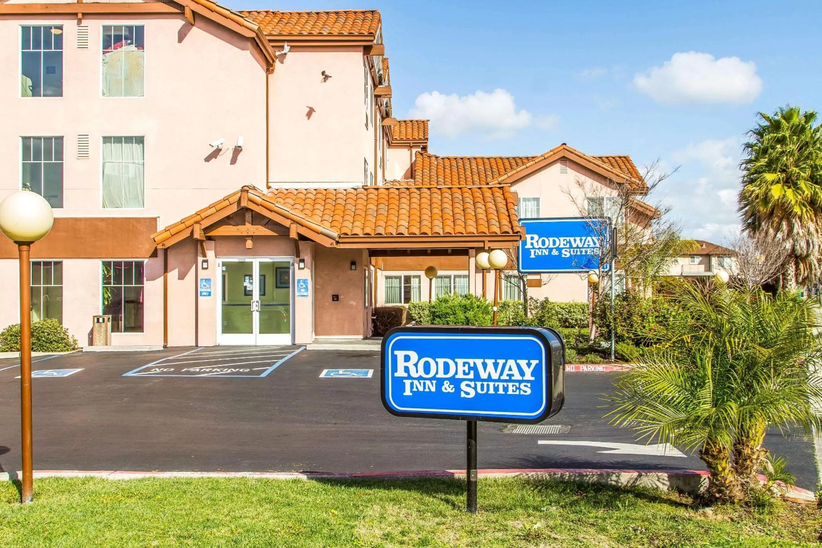 Property building in Rodeway Inn & Suites Hayward - Oakland South