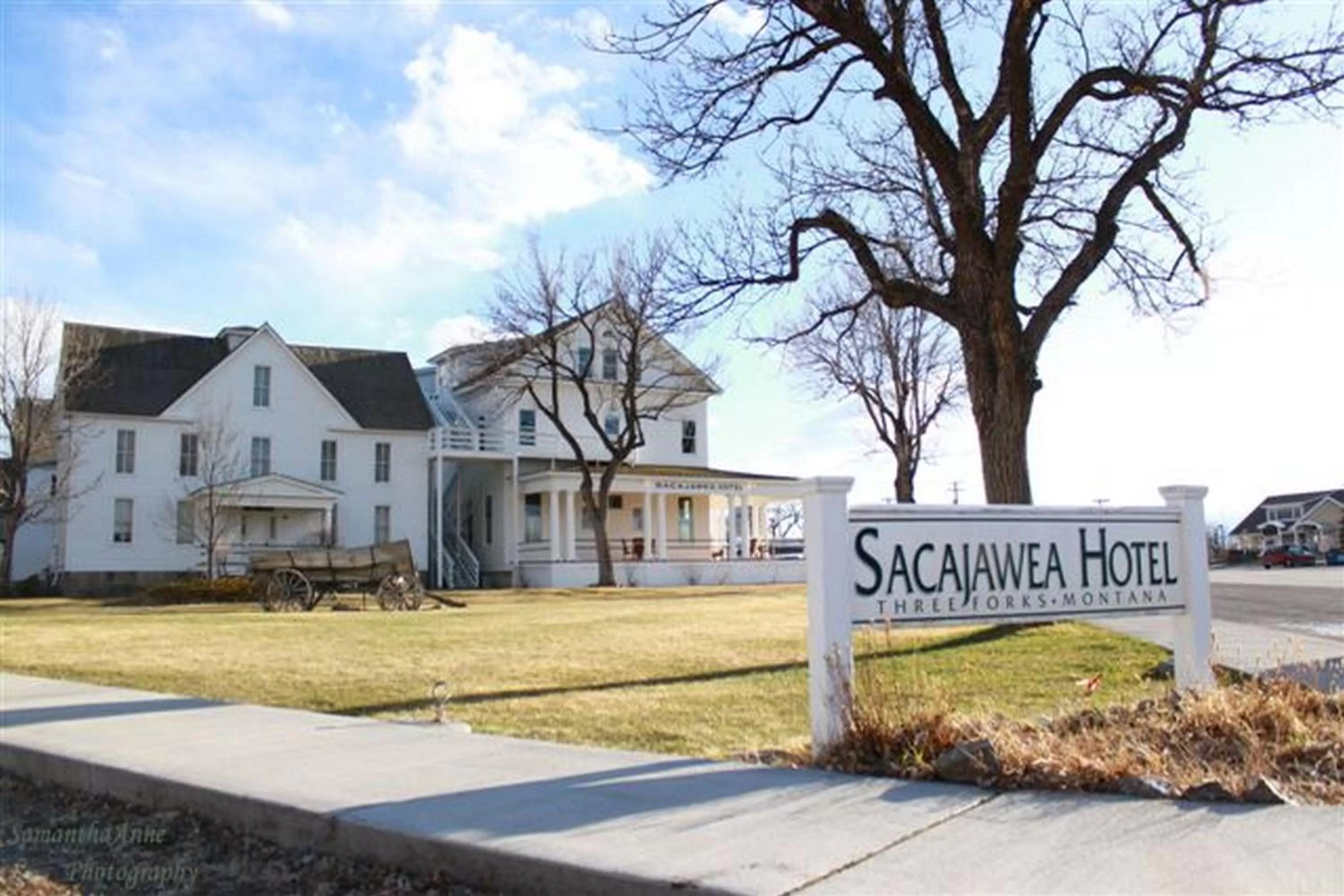 Facade/entrance in The Sacajawea Hotel