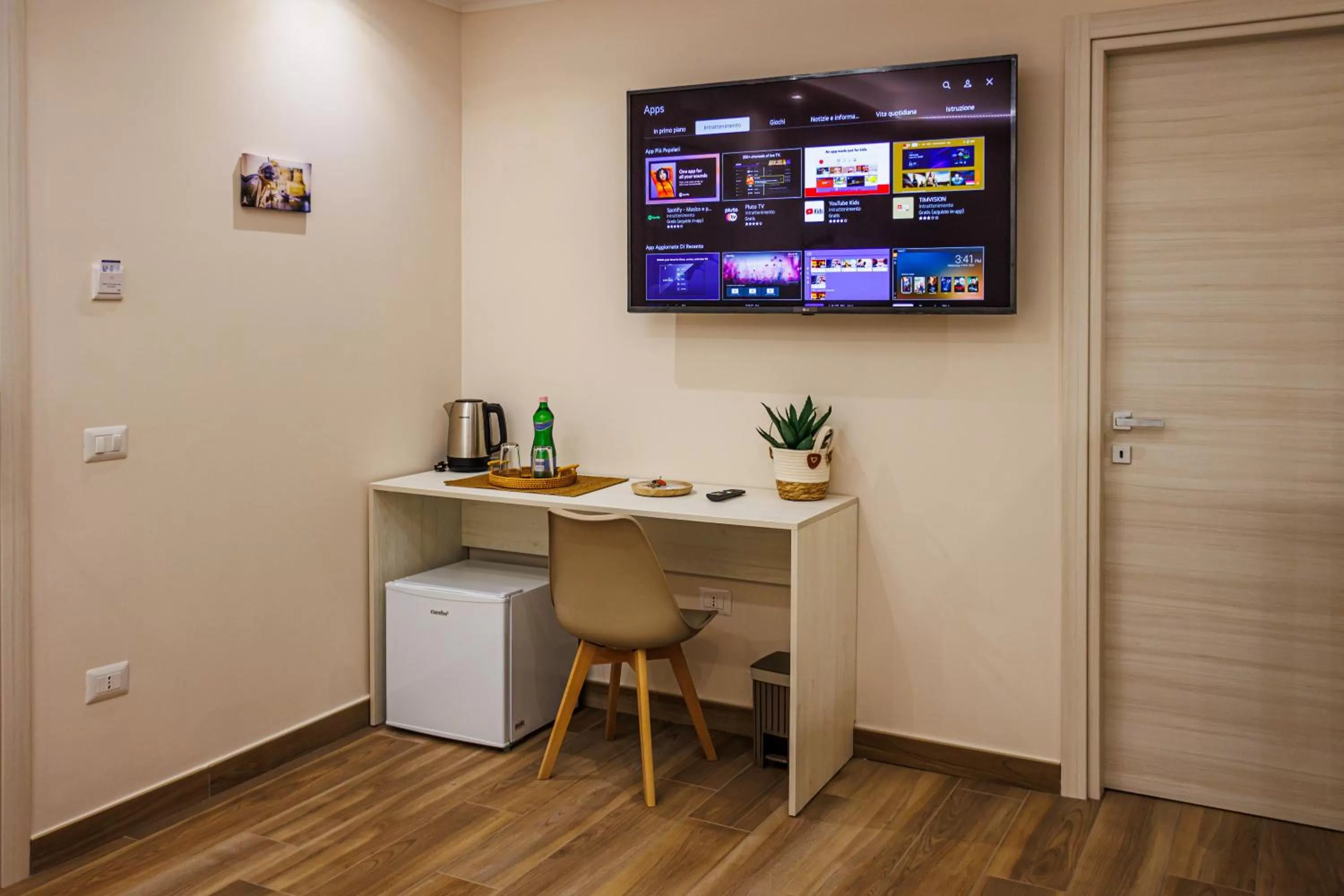 TV and multimedia, TV/Entertainment Center in Peca's room