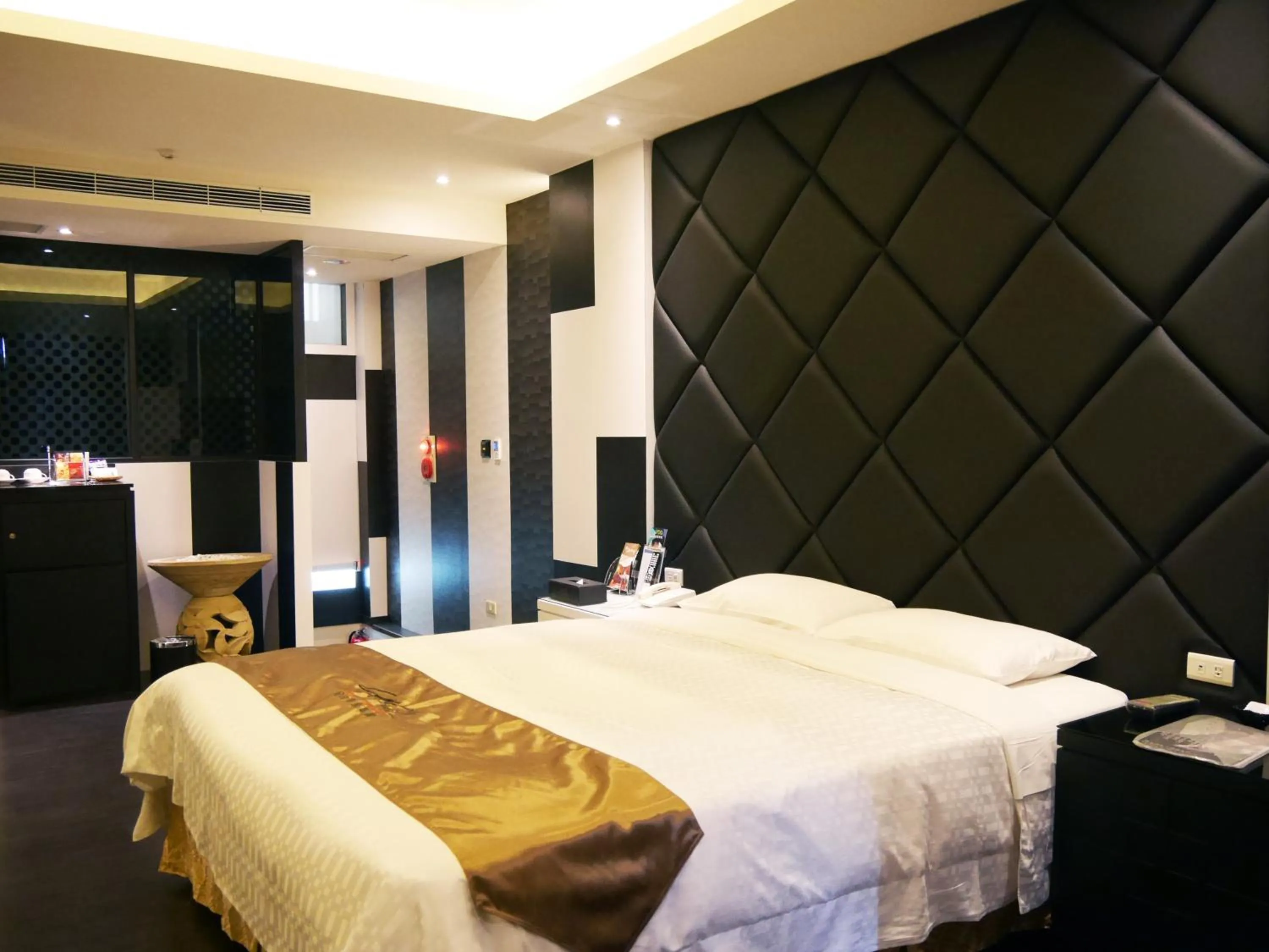 Photo of the whole room, Bed in Refinement Motel